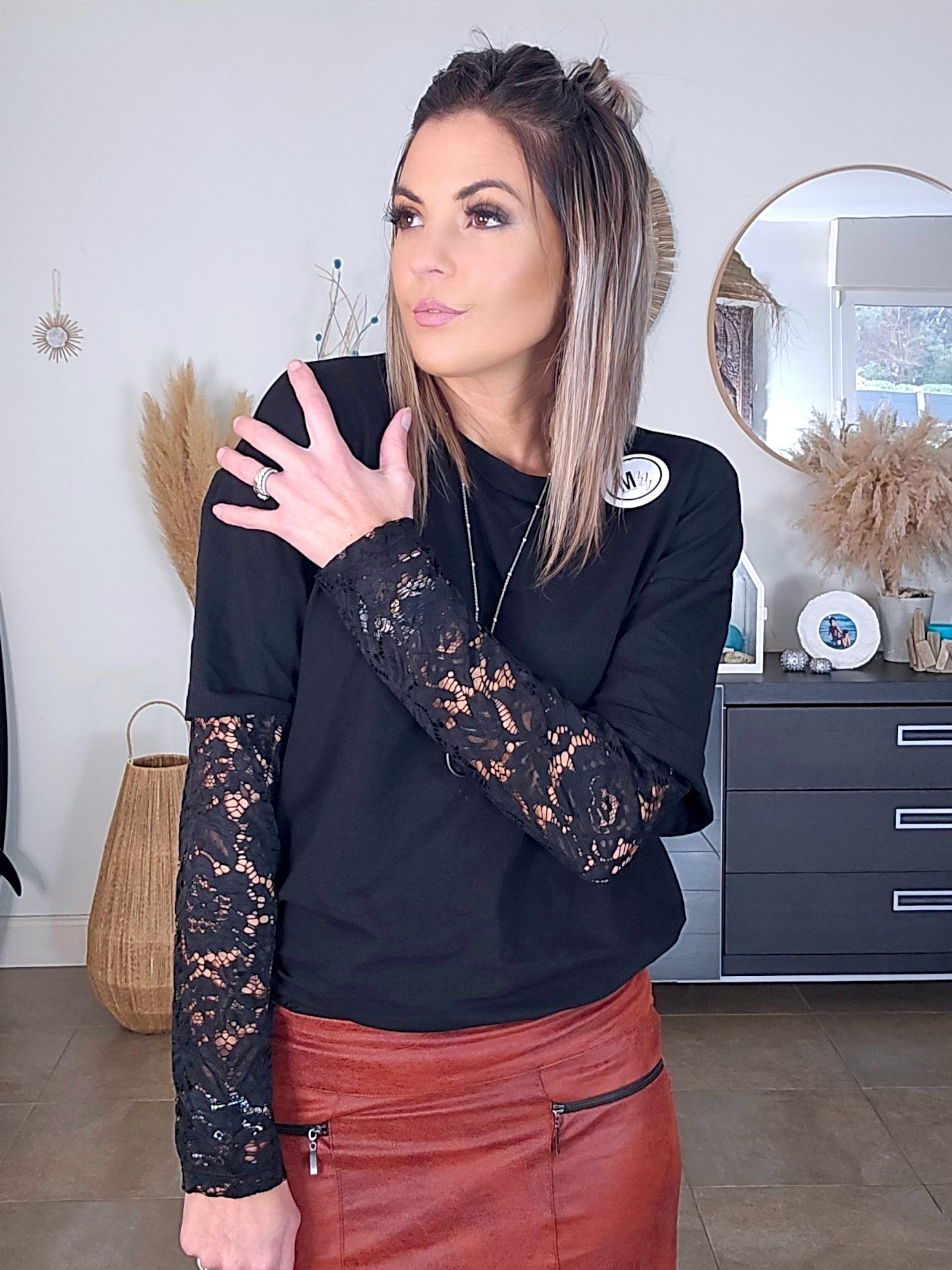 T-shirt noir manches dentelles - 𝐌𝐚𝐫𝐢𝐧𝐚𝟒𝟒𝐟𝐚𝐦𝐢𝐥𝐲