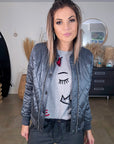 Pull gris à écussons - 𝐌𝐚𝐫𝐢𝐧𝐚𝟒𝟒𝐟𝐚𝐦𝐢𝐥𝐲