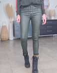 Pantalon slim huilé vert kaki - 𝐌𝐚𝐫𝐢𝐧𝐚𝟒𝟒𝐟𝐚𝐦𝐢𝐥𝐲