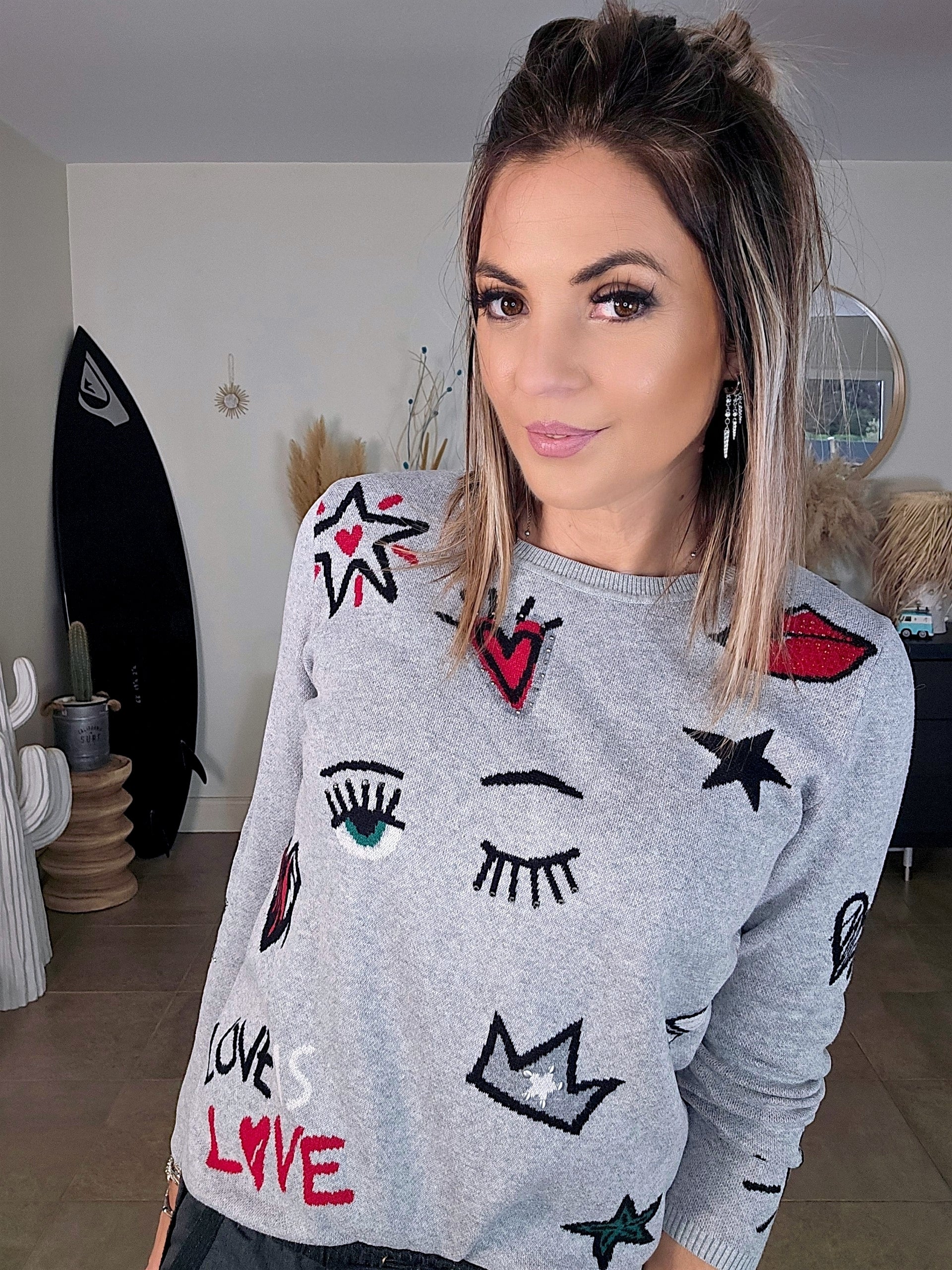 Pull gris à écussons - 𝐌𝐚𝐫𝐢𝐧𝐚𝟒𝟒𝐟𝐚𝐦𝐢𝐥𝐲
