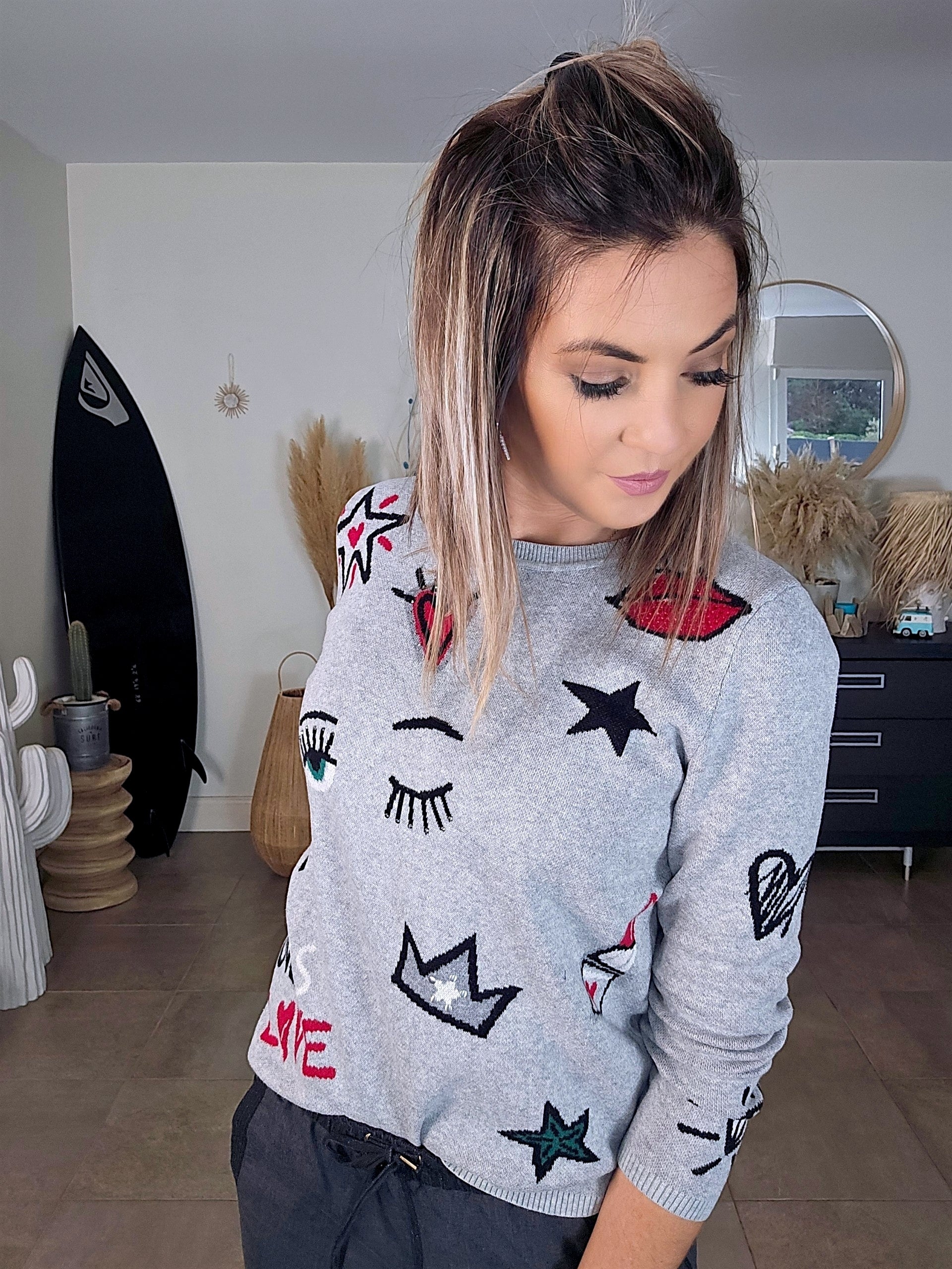 Pull gris à écussons - 𝐌𝐚𝐫𝐢𝐧𝐚𝟒𝟒𝐟𝐚𝐦𝐢𝐥𝐲