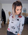 Pull gris à écussons - 𝐌𝐚𝐫𝐢𝐧𝐚𝟒𝟒𝐟𝐚𝐦𝐢𝐥𝐲
