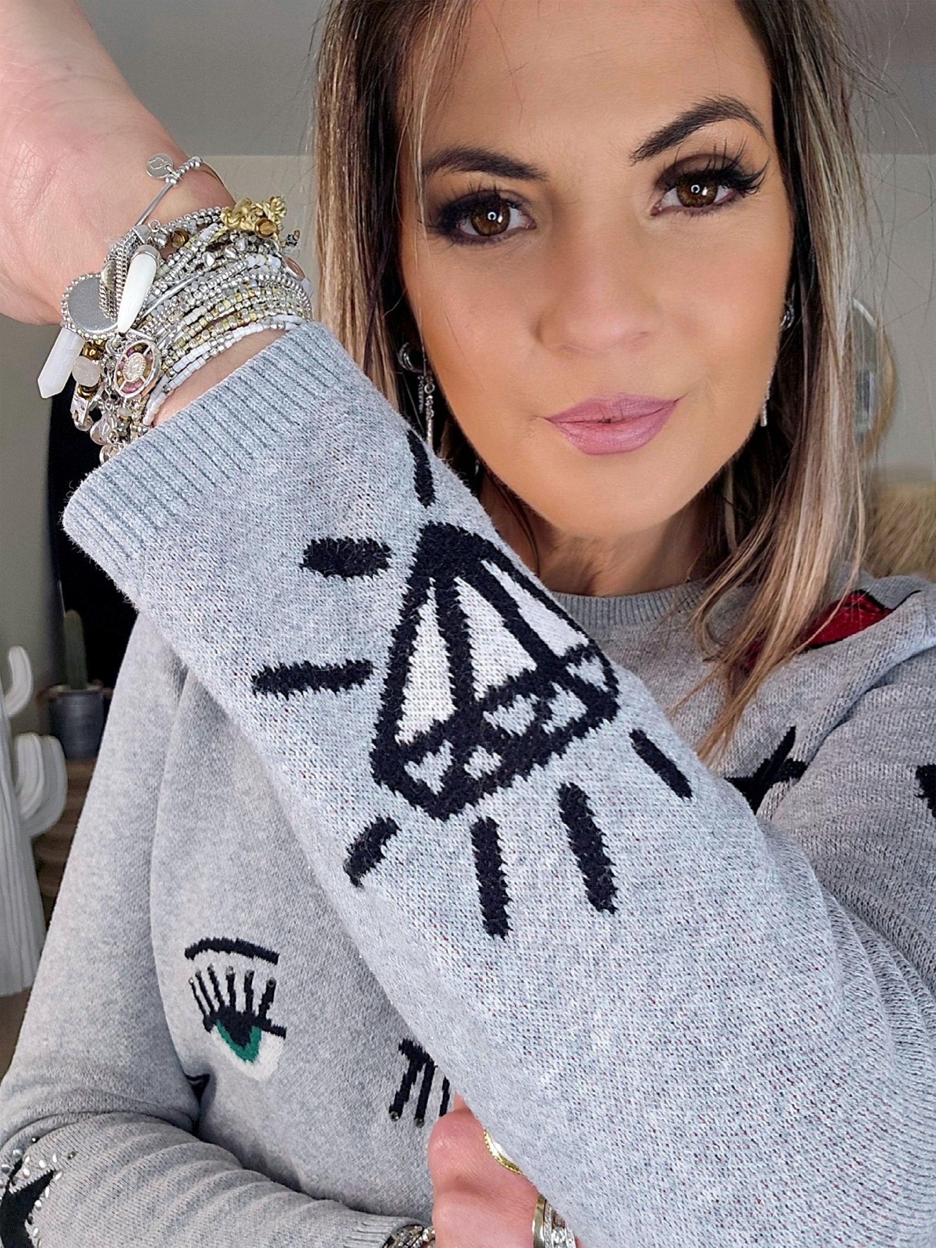Pull gris à écussons - 𝐌𝐚𝐫𝐢𝐧𝐚𝟒𝟒𝐟𝐚𝐦𝐢𝐥𝐲
