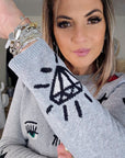 Pull gris à écussons - 𝐌𝐚𝐫𝐢𝐧𝐚𝟒𝟒𝐟𝐚𝐦𝐢𝐥𝐲