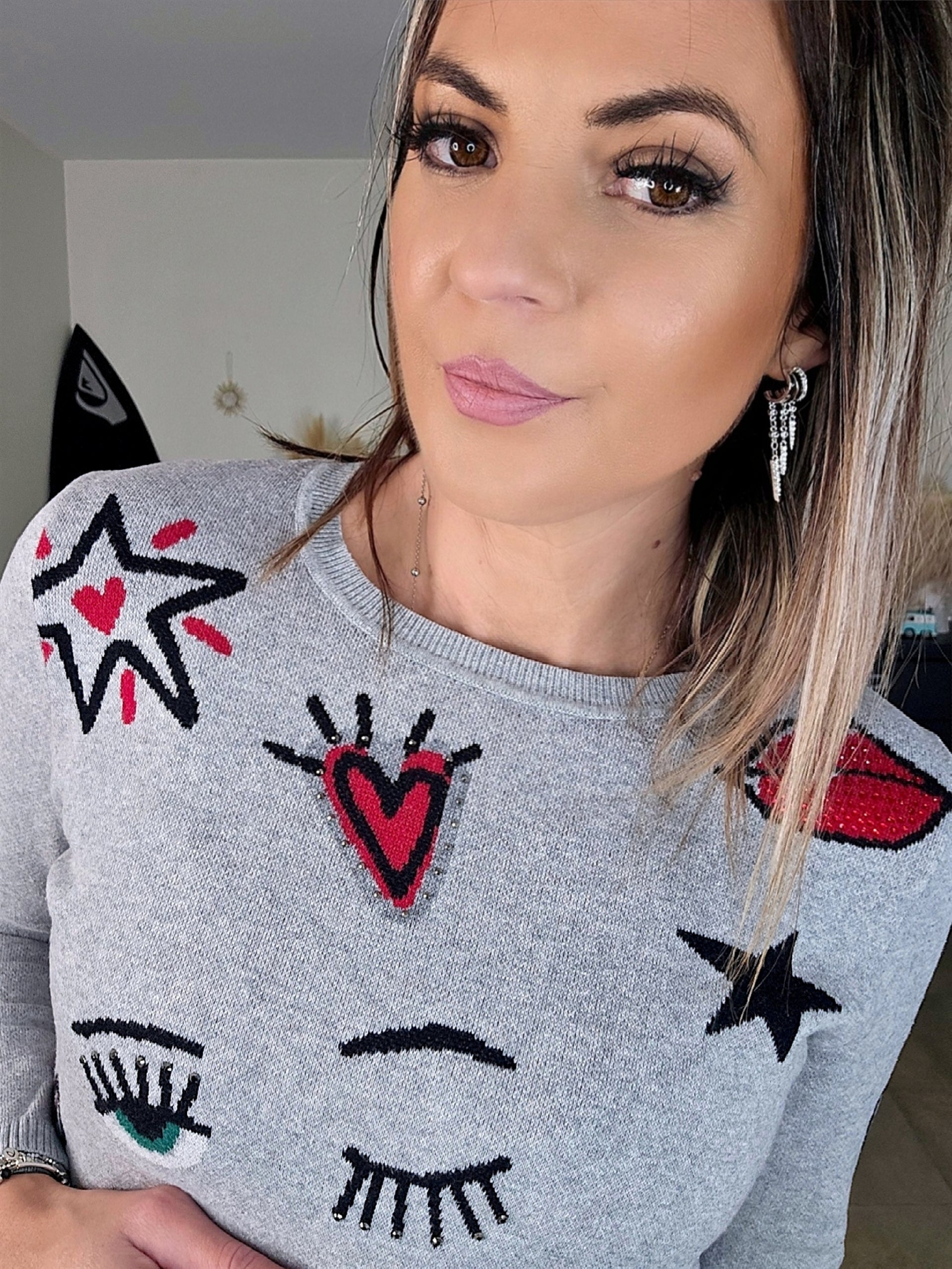 Pull gris à écussons - 𝐌𝐚𝐫𝐢𝐧𝐚𝟒𝟒𝐟𝐚𝐦𝐢𝐥𝐲
