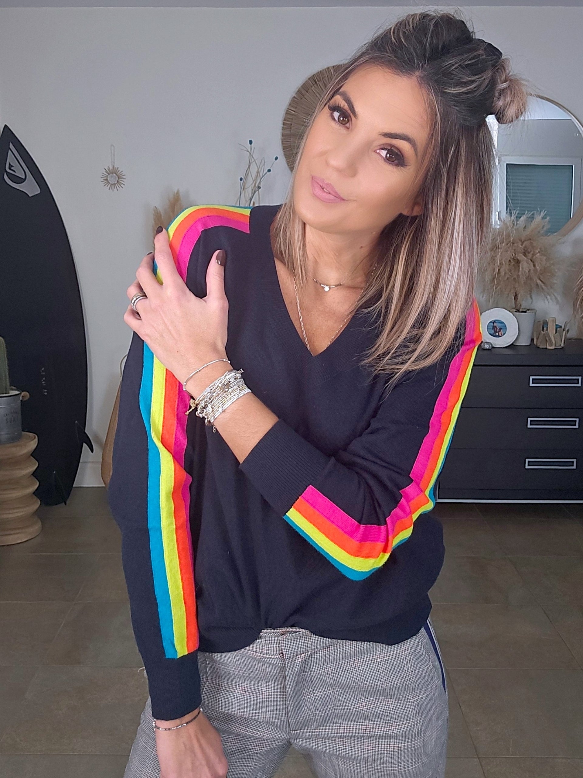 Pull bleu marine manches arc-en-ciel fluo - 𝐌𝐚𝐫𝐢𝐧𝐚𝟒𝟒𝐟𝐚𝐦𝐢𝐥𝐲