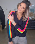 Pull bleu marine manches arc-en-ciel fluo - 𝐌𝐚𝐫𝐢𝐧𝐚𝟒𝟒𝐟𝐚𝐦𝐢𝐥𝐲