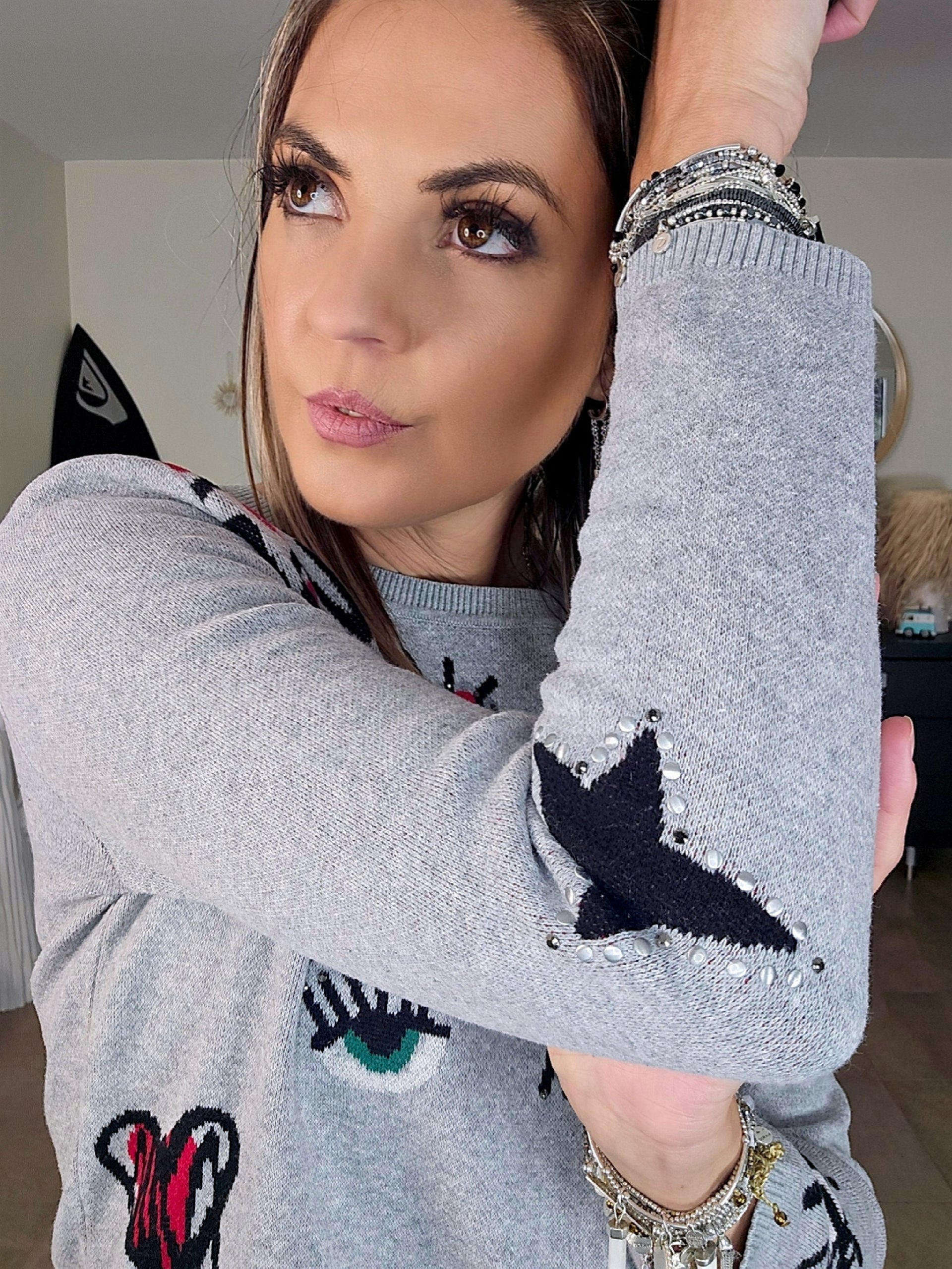 Pull gris à écussons - 𝐌𝐚𝐫𝐢𝐧𝐚𝟒𝟒𝐟𝐚𝐦𝐢𝐥𝐲
