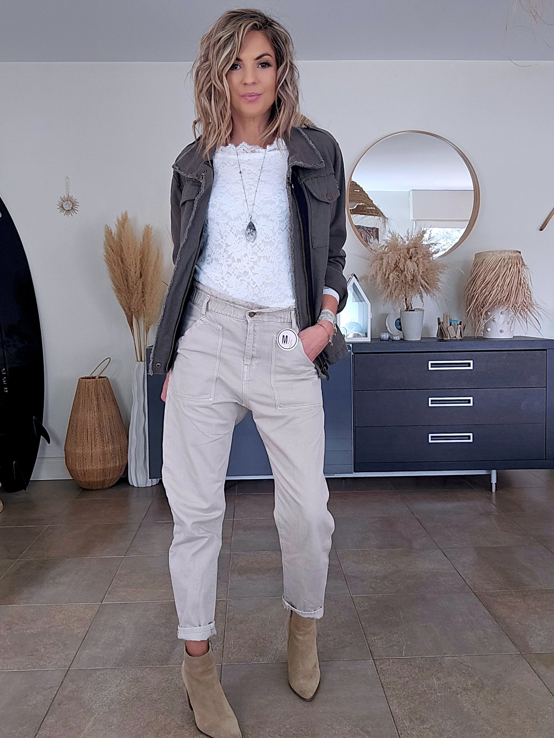 Haut blanc à dentelle - 𝐌𝐚𝐫𝐢𝐧𝐚𝟒𝟒𝐟𝐚𝐦𝐢𝐥𝐲