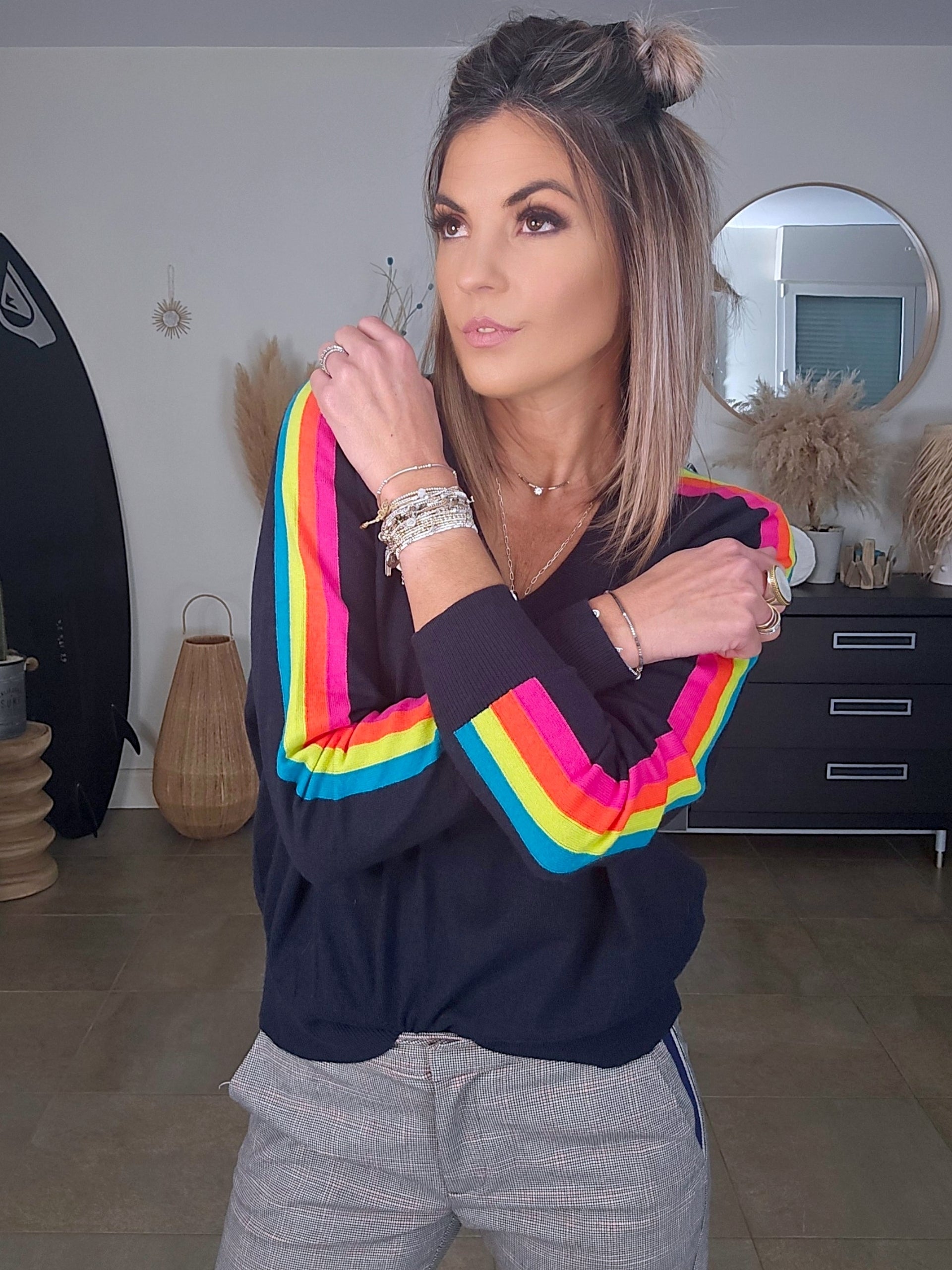 Pull bleu marine manches arc-en-ciel fluo - 𝐌𝐚𝐫𝐢𝐧𝐚𝟒𝟒𝐟𝐚𝐦𝐢𝐥𝐲