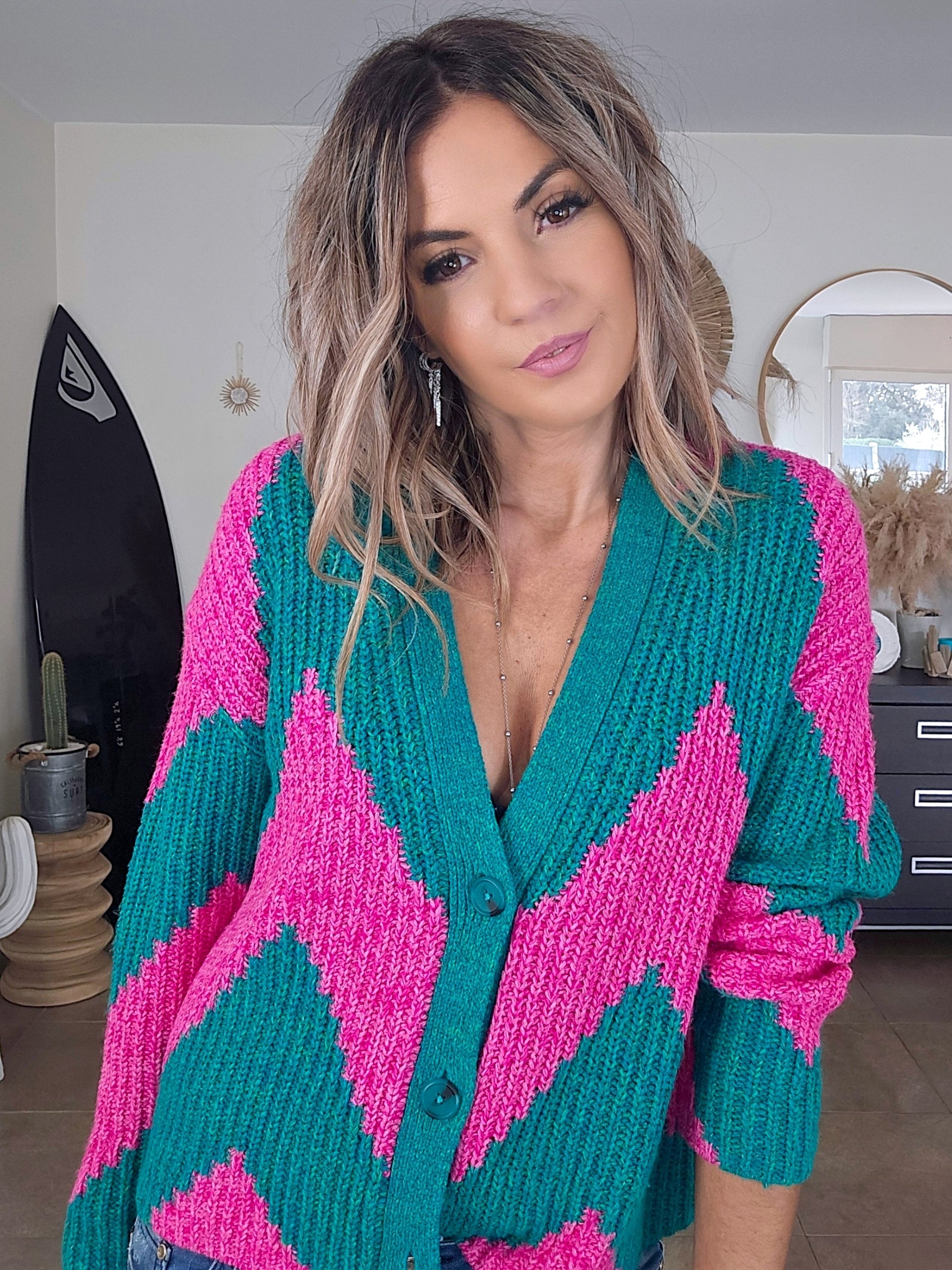 Cardigan à imprimé géométrique rose fuchsia et vert. - 𝐌𝐚𝐫𝐢𝐧𝐚𝟒𝟒𝐟𝐚𝐦𝐢𝐥𝐲