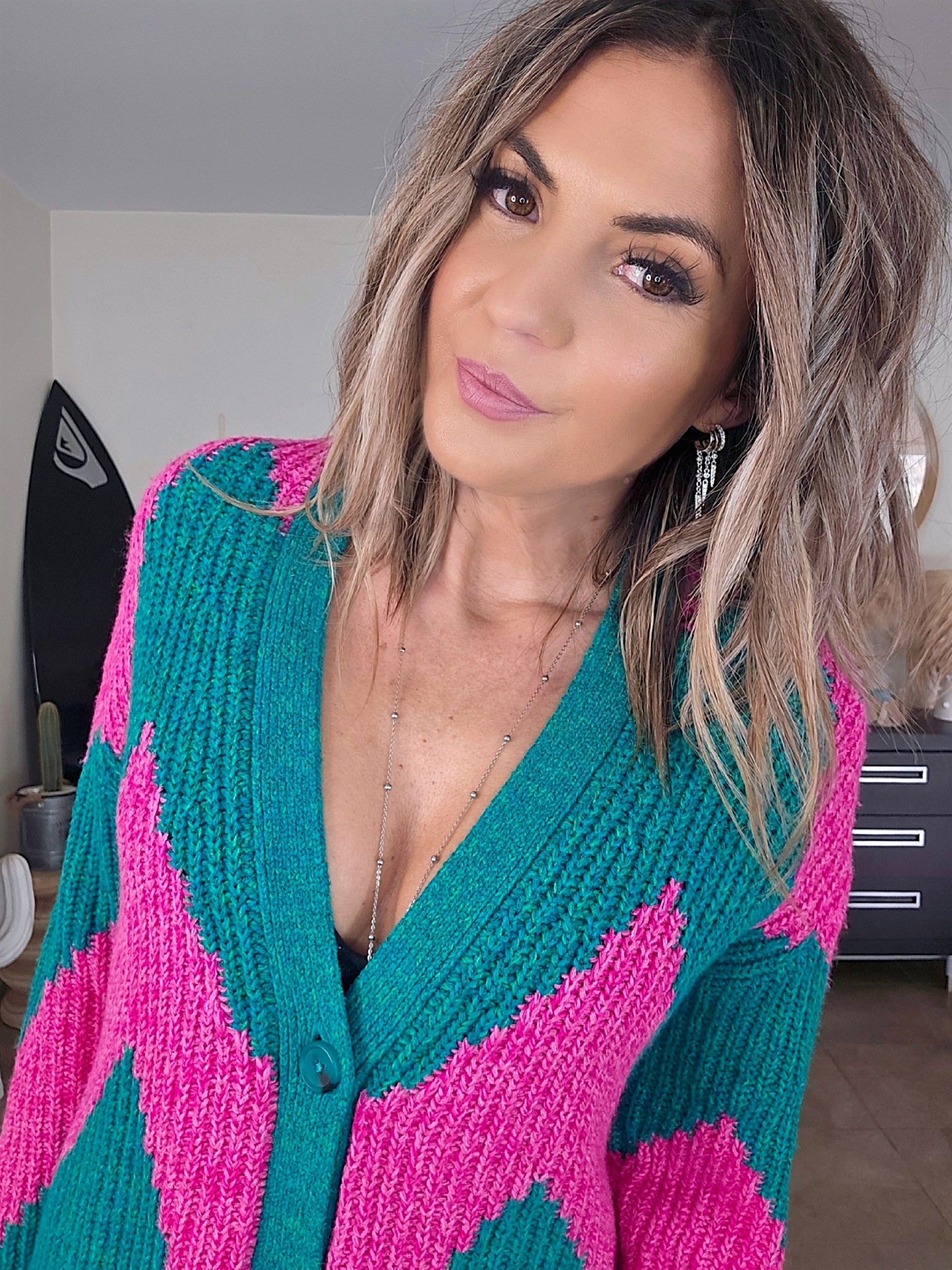Cardigan à imprimé géométrique rose fuchsia et vert. - 𝐌𝐚𝐫𝐢𝐧𝐚𝟒𝟒𝐟𝐚𝐦𝐢𝐥𝐲