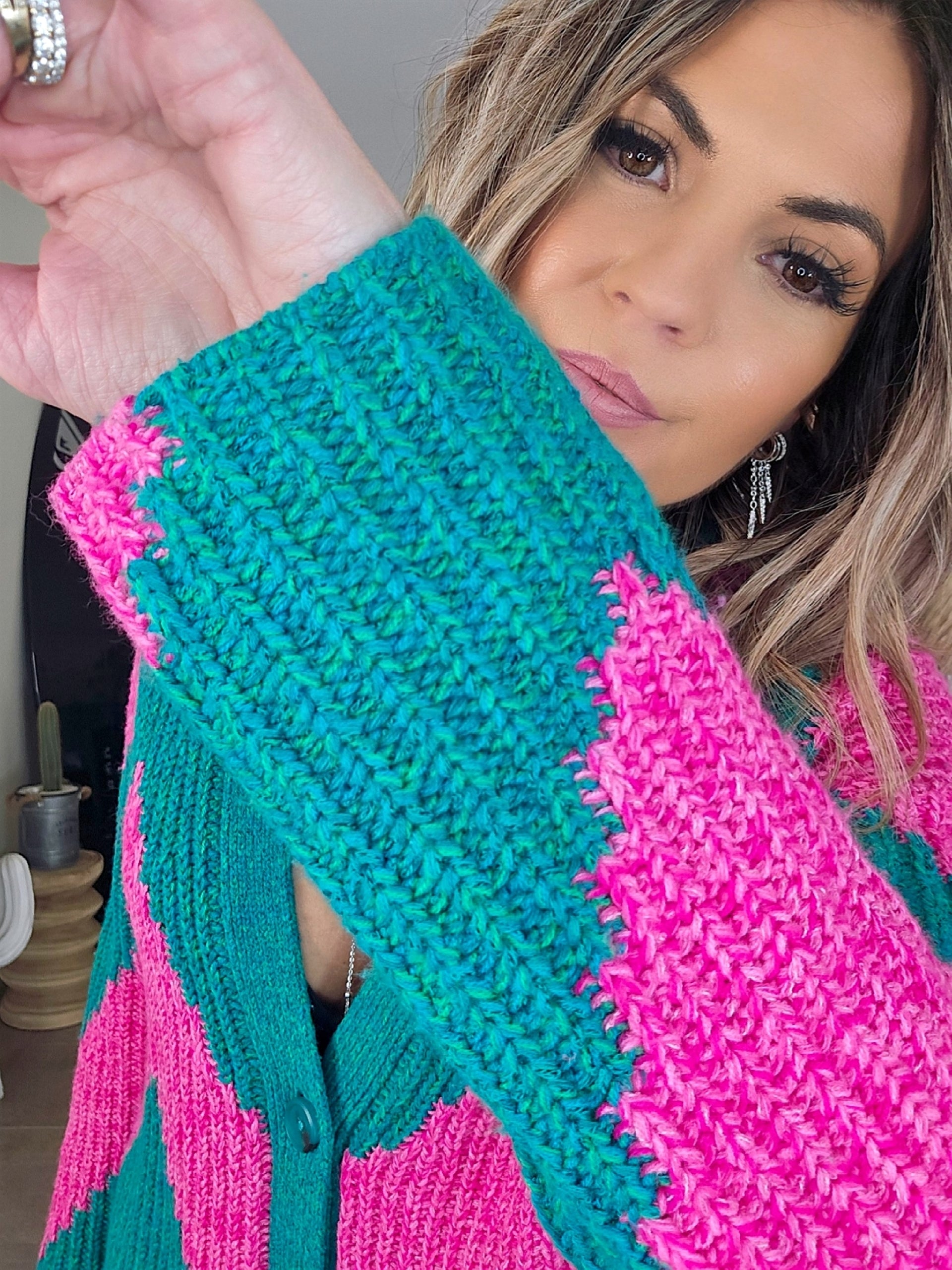 Cardigan à imprimé géométrique rose fuchsia et vert. - 𝐌𝐚𝐫𝐢𝐧𝐚𝟒𝟒𝐟𝐚𝐦𝐢𝐥𝐲