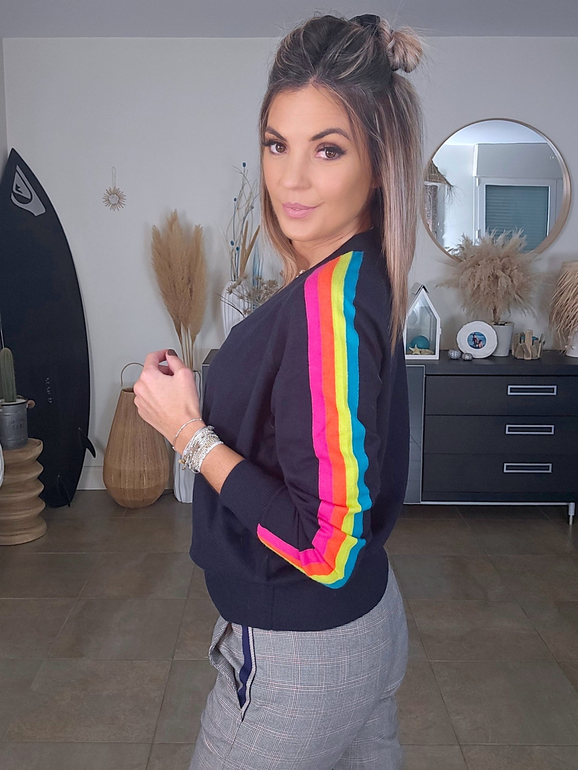 Pull bleu marine manches arc-en-ciel fluo - 𝐌𝐚𝐫𝐢𝐧𝐚𝟒𝟒𝐟𝐚𝐦𝐢𝐥𝐲