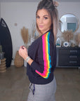 Pull bleu marine manches arc-en-ciel fluo - 𝐌𝐚𝐫𝐢𝐧𝐚𝟒𝟒𝐟𝐚𝐦𝐢𝐥𝐲