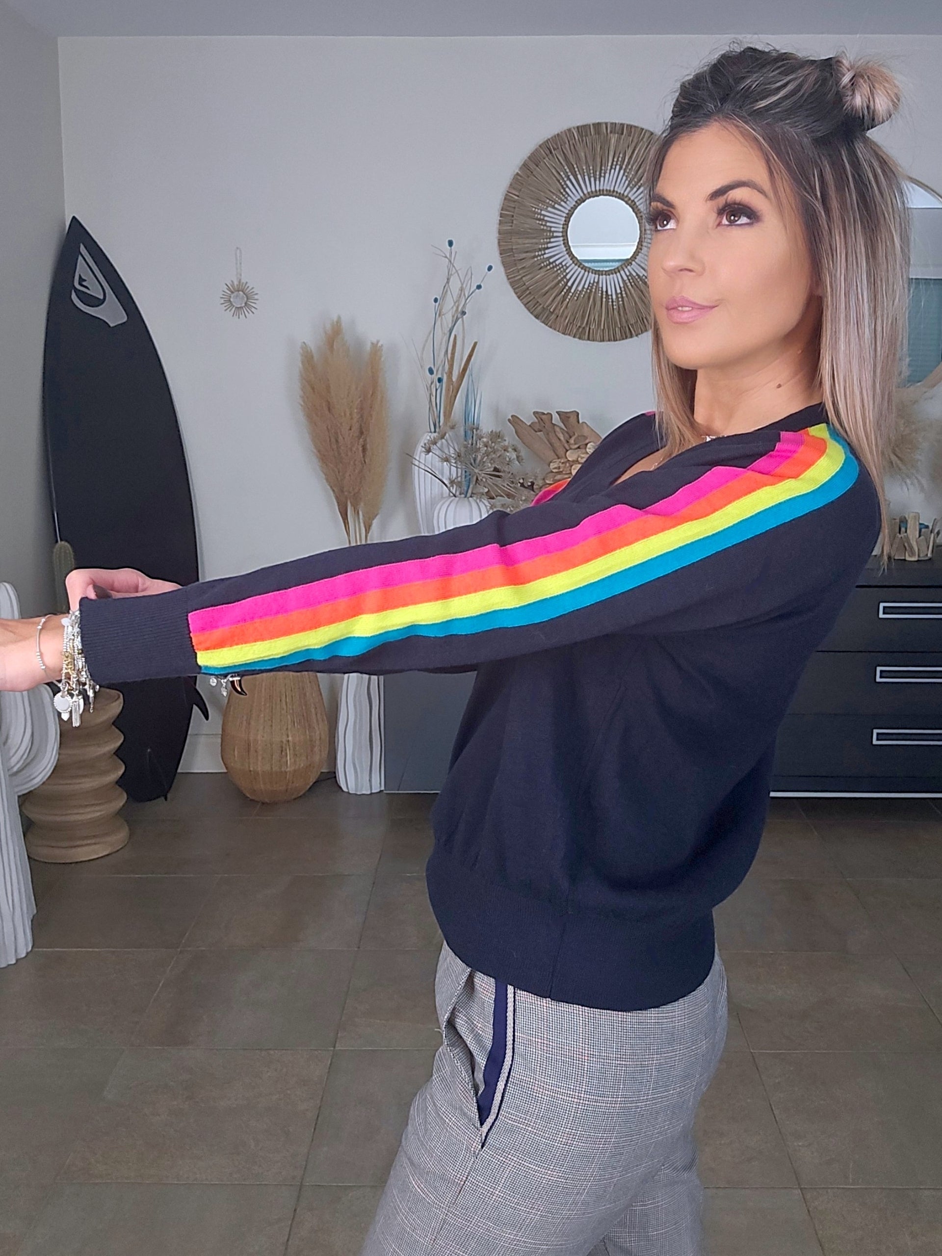 Pull bleu marine manches arc-en-ciel fluo - 𝐌𝐚𝐫𝐢𝐧𝐚𝟒𝟒𝐟𝐚𝐦𝐢𝐥𝐲