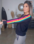 Pull bleu marine manches arc-en-ciel fluo - 𝐌𝐚𝐫𝐢𝐧𝐚𝟒𝟒𝐟𝐚𝐦𝐢𝐥𝐲