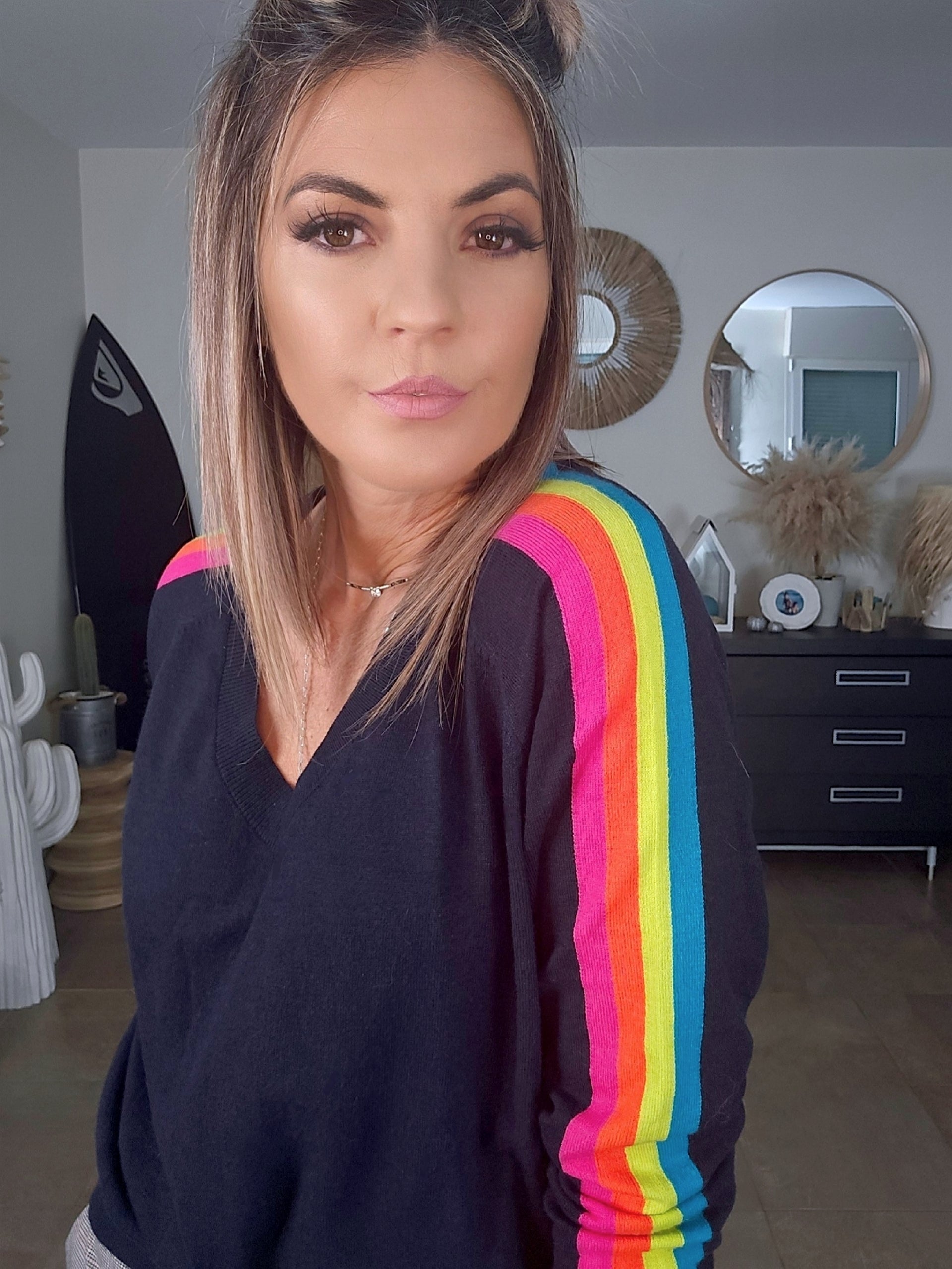 Pull bleu marine manches arc-en-ciel fluo - 𝐌𝐚𝐫𝐢𝐧𝐚𝟒𝟒𝐟𝐚𝐦𝐢𝐥𝐲