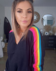 Pull bleu marine manches arc-en-ciel fluo - 𝐌𝐚𝐫𝐢𝐧𝐚𝟒𝟒𝐟𝐚𝐦𝐢𝐥𝐲