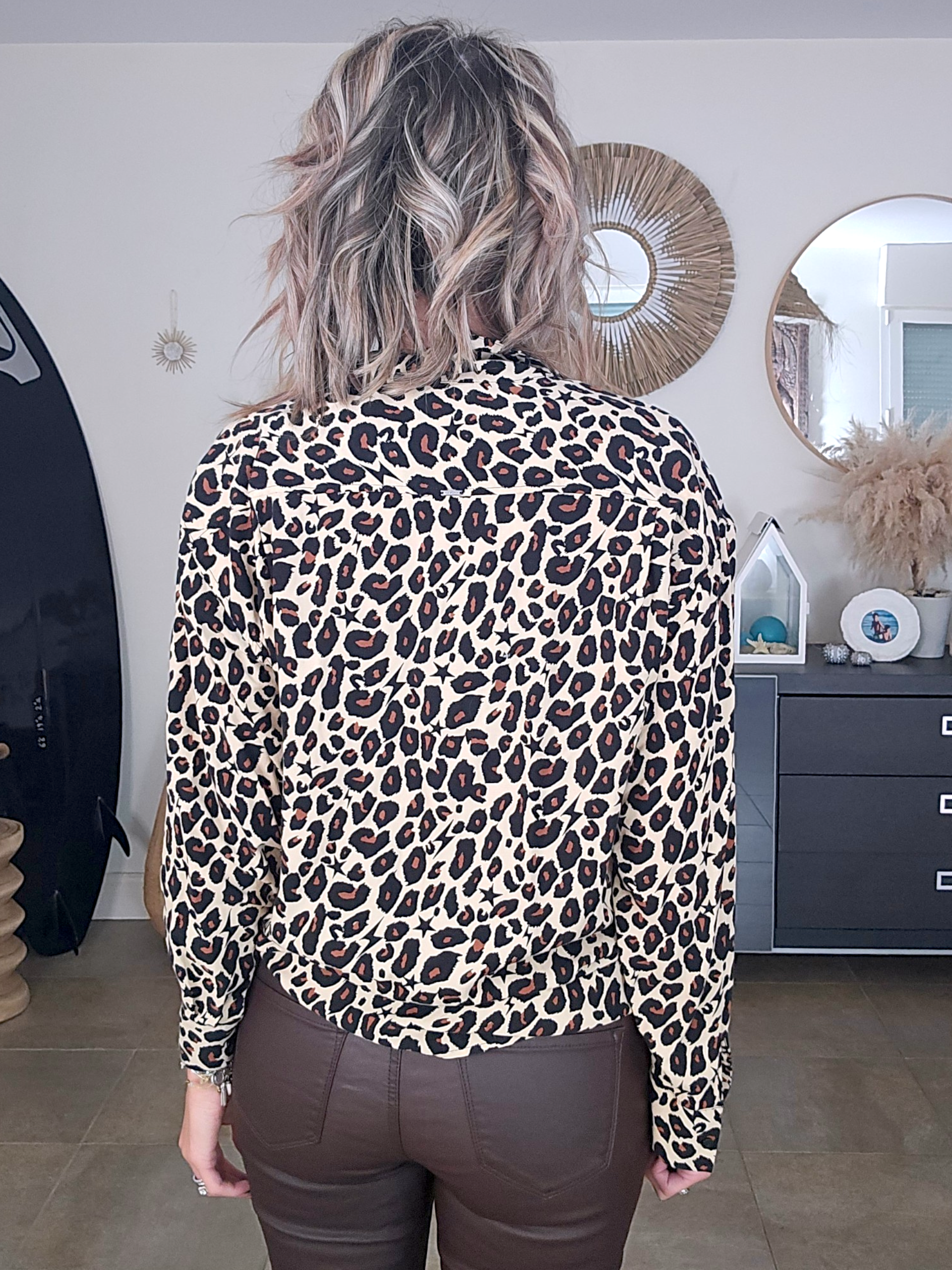 Chemise beige à imprimé léopard marron et noir - 𝐌𝐚𝐫𝐢𝐧𝐚𝟒𝟒𝐟𝐚𝐦𝐢𝐥𝐲