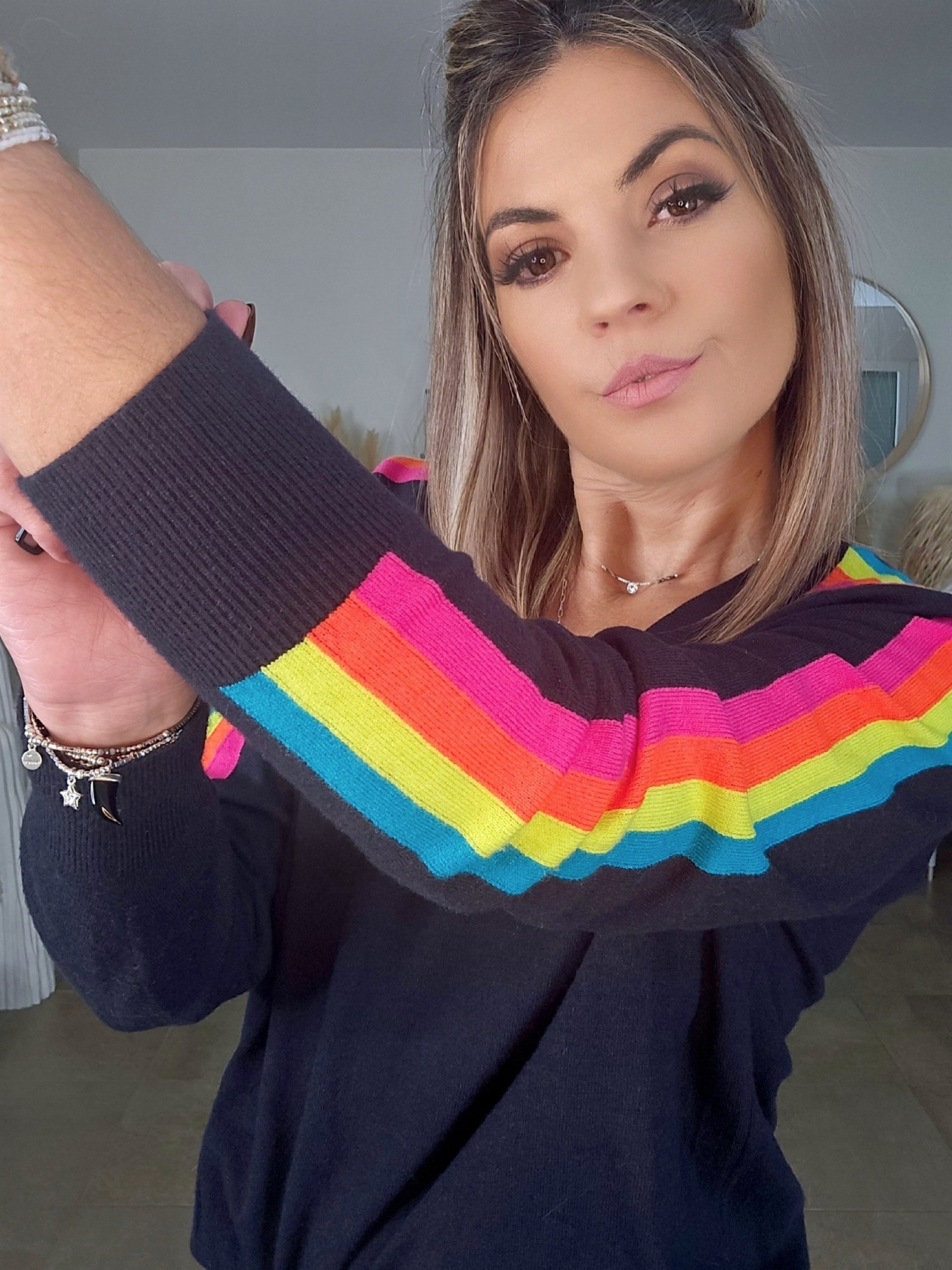Pull bleu marine manches arc-en-ciel fluo - 𝐌𝐚𝐫𝐢𝐧𝐚𝟒𝟒𝐟𝐚𝐦𝐢𝐥𝐲