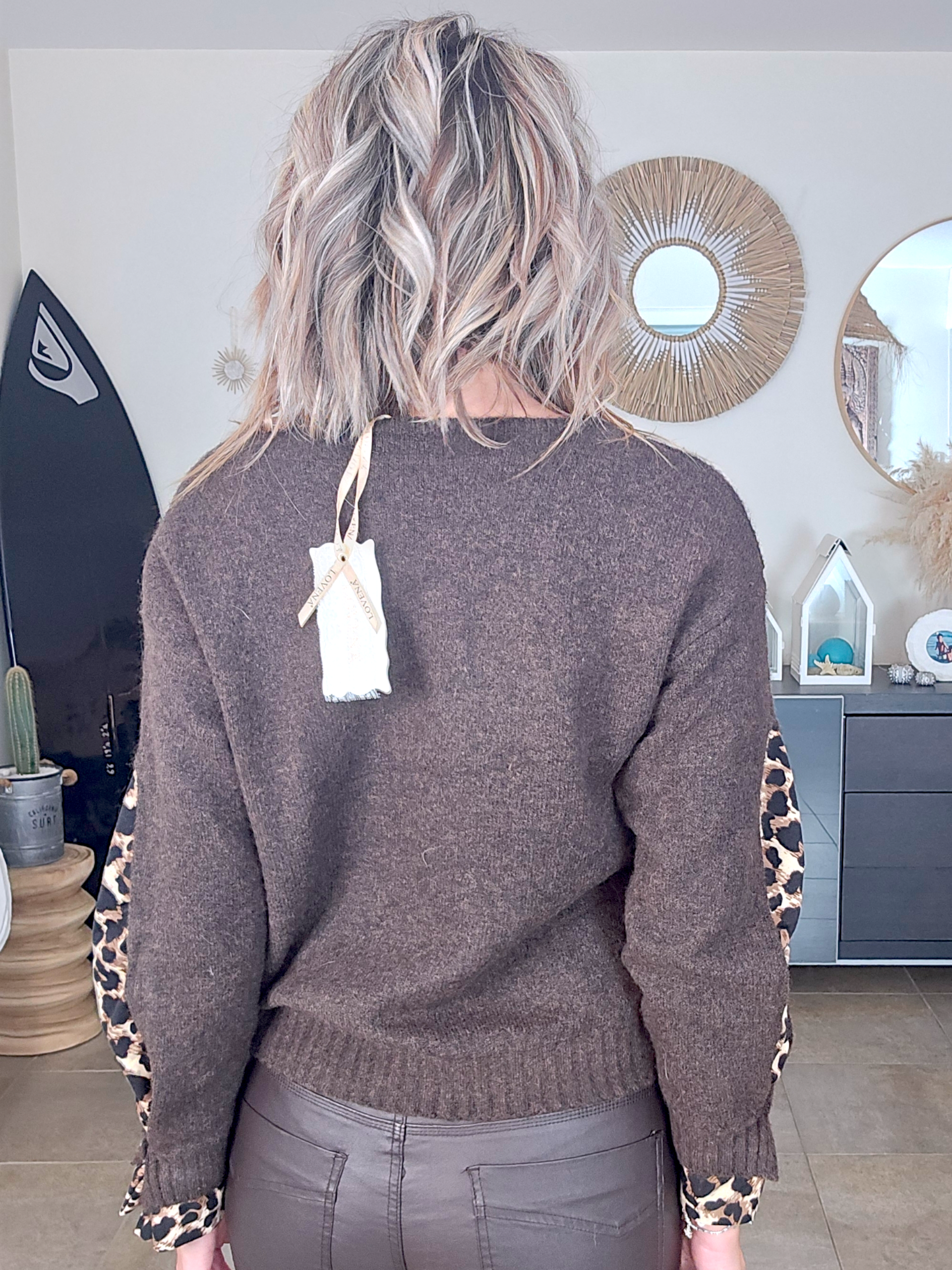 Pull marron à maille chaude à inscriptions léopard