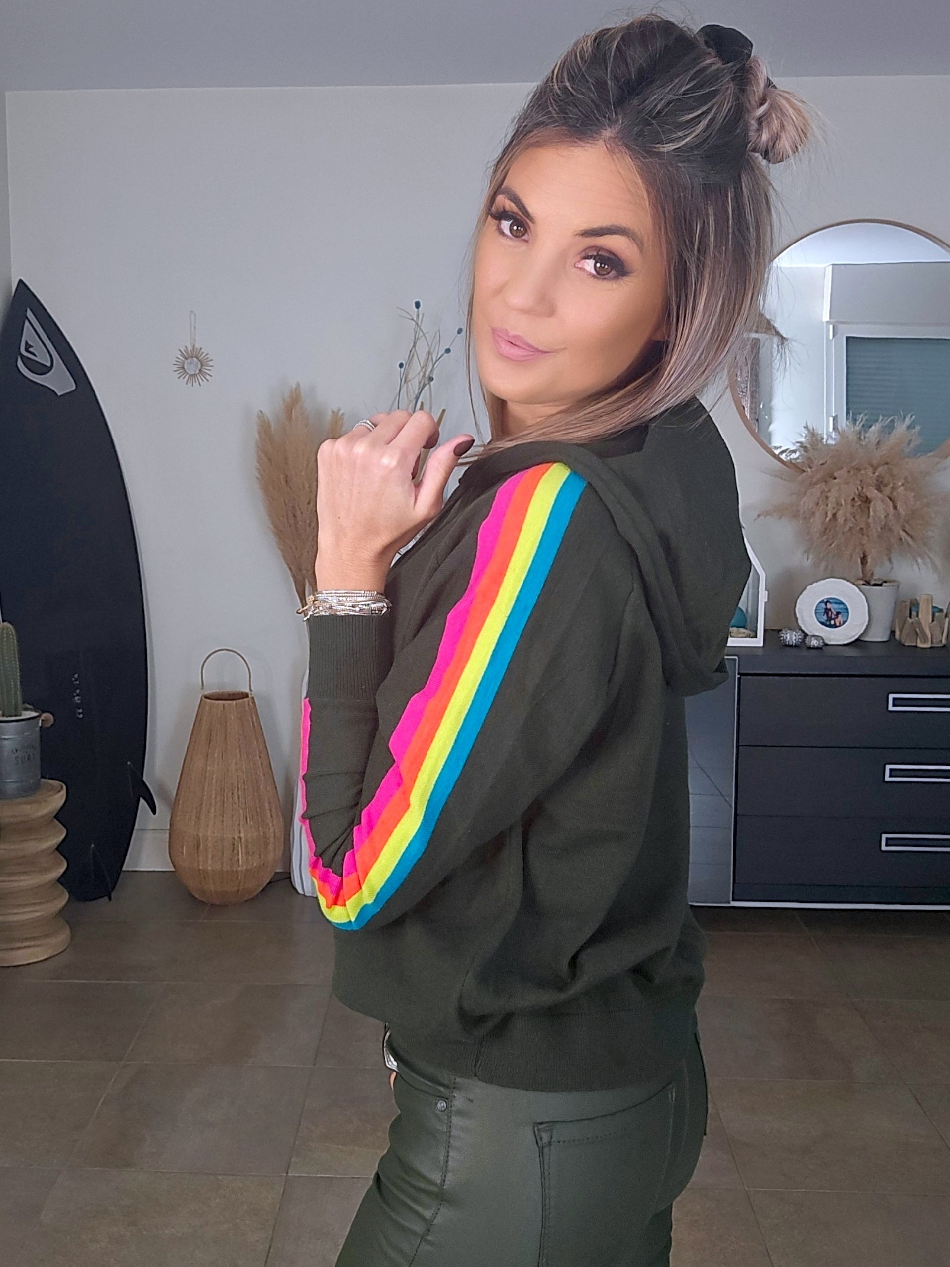 Pull vert kaki à manches arc-en-ciel fluo - 𝐌𝐚𝐫𝐢𝐧𝐚𝟒𝟒𝐟𝐚𝐦𝐢𝐥𝐲