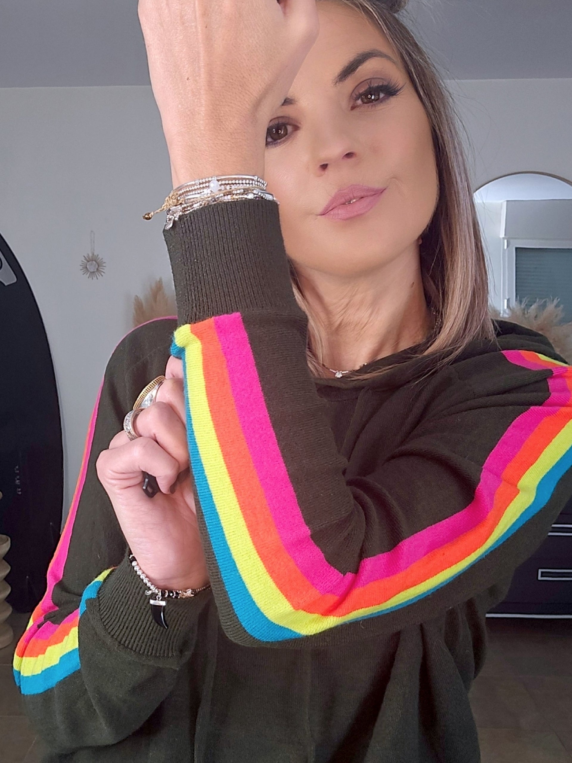 Pull vert kaki à manches arc-en-ciel fluo - 𝐌𝐚𝐫𝐢𝐧𝐚𝟒𝟒𝐟𝐚𝐦𝐢𝐥𝐲