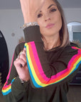 Pull vert kaki à manches arc-en-ciel fluo - 𝐌𝐚𝐫𝐢𝐧𝐚𝟒𝟒𝐟𝐚𝐦𝐢𝐥𝐲