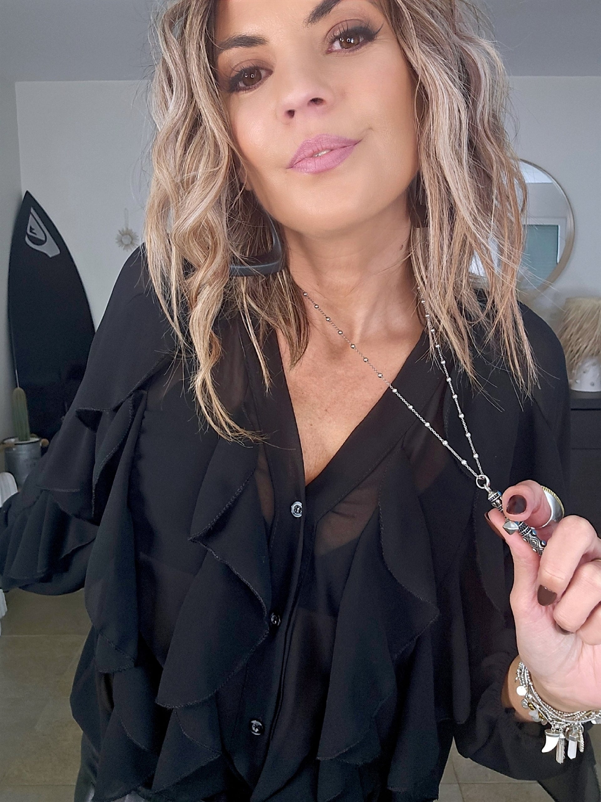 Chemise noire à volants