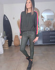 Pull vert kaki à manches arc-en-ciel fluo - 𝐌𝐚𝐫𝐢𝐧𝐚𝟒𝟒𝐟𝐚𝐦𝐢𝐥𝐲