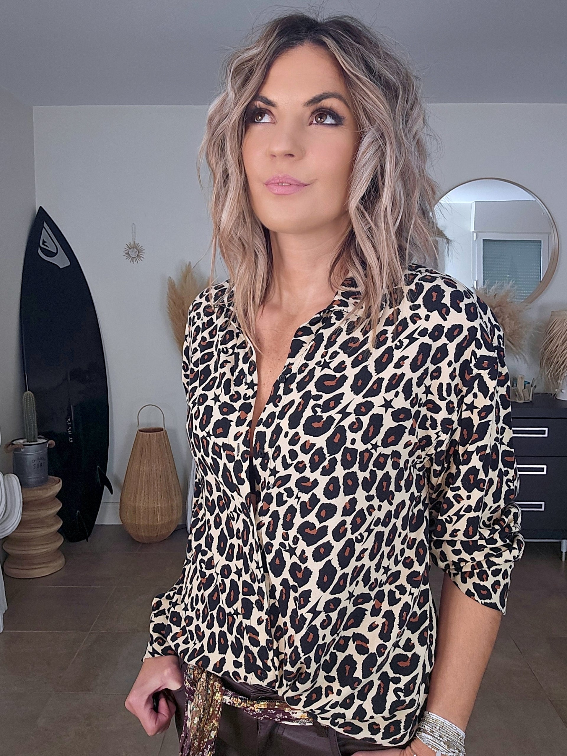 Chemise beige à imprimé léopard marron et noir - 𝐌𝐚𝐫𝐢𝐧𝐚𝟒𝟒𝐟𝐚𝐦𝐢𝐥𝐲