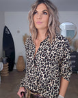 Chemise beige à imprimé léopard marron et noir - 𝐌𝐚𝐫𝐢𝐧𝐚𝟒𝟒𝐟𝐚𝐦𝐢𝐥𝐲