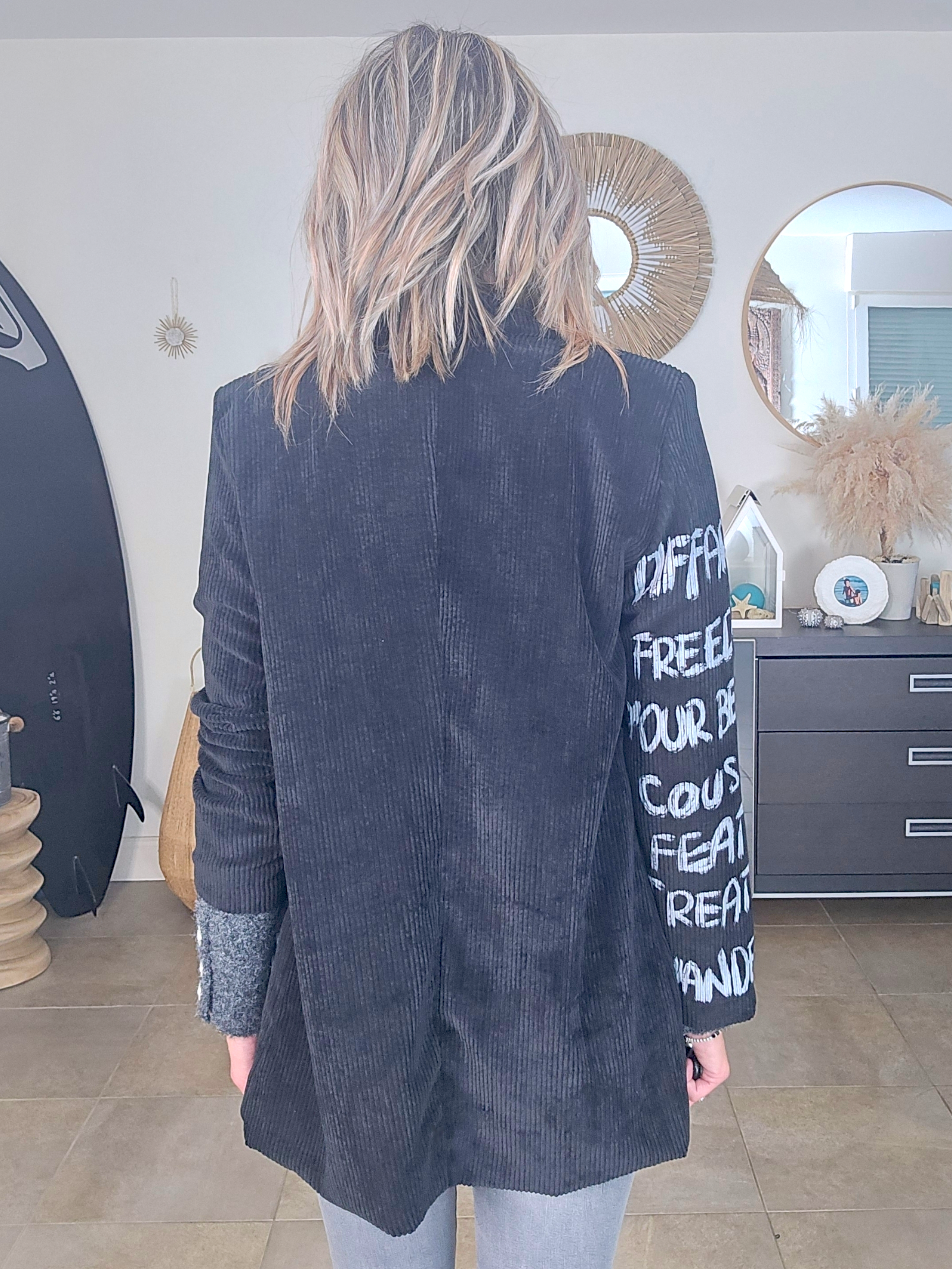 Veste en velours noir délavé à tags + pin's skull - 𝐌𝐚𝐫𝐢𝐧𝐚𝟒𝟒𝐟𝐚𝐦𝐢𝐥𝐲