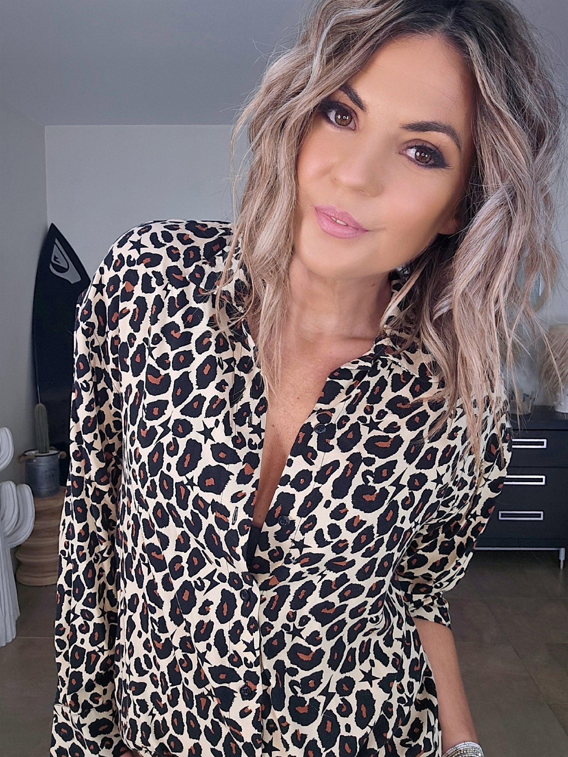 Chemise beige à imprimé léopard marron et noir - 𝐌𝐚𝐫𝐢𝐧𝐚𝟒𝟒𝐟𝐚𝐦𝐢𝐥𝐲