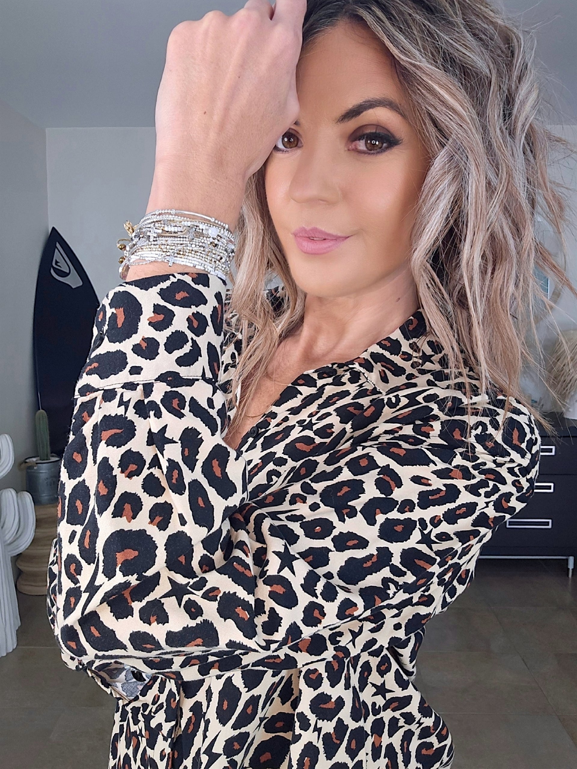 Chemise beige à imprimé léopard marron et noir - 𝐌𝐚𝐫𝐢𝐧𝐚𝟒𝟒𝐟𝐚𝐦𝐢𝐥𝐲