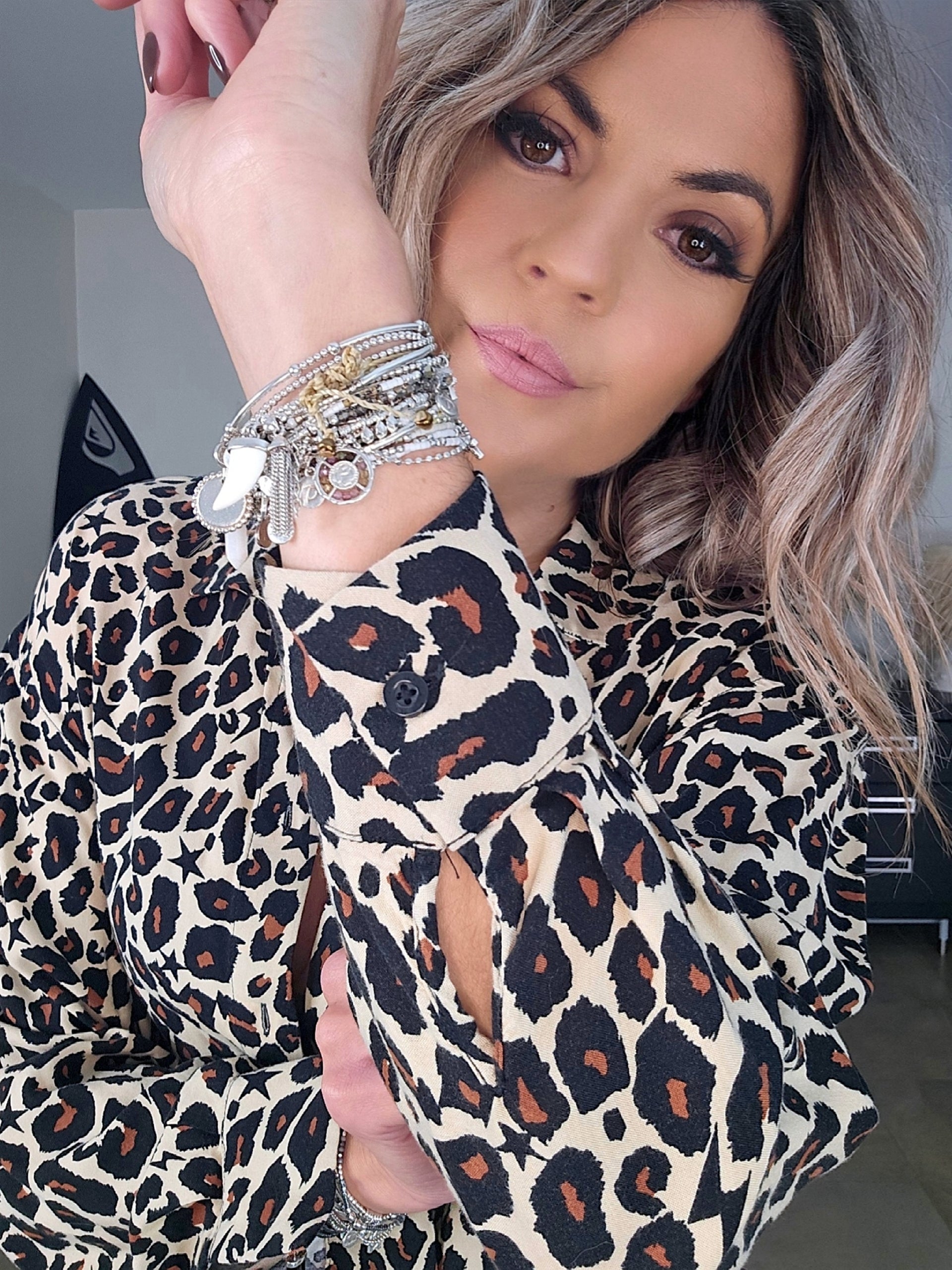 Chemise beige à imprimé léopard marron et noir - 𝐌𝐚𝐫𝐢𝐧𝐚𝟒𝟒𝐟𝐚𝐦𝐢𝐥𝐲