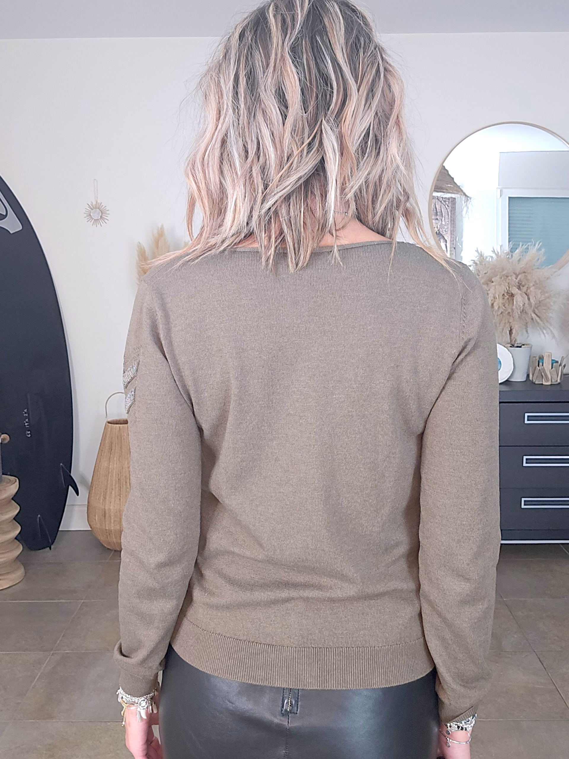 Pull kaki avec écusson à perles bijoux - 𝐌𝐚𝐫𝐢𝐧𝐚𝟒𝟒𝐟𝐚𝐦𝐢𝐥𝐲