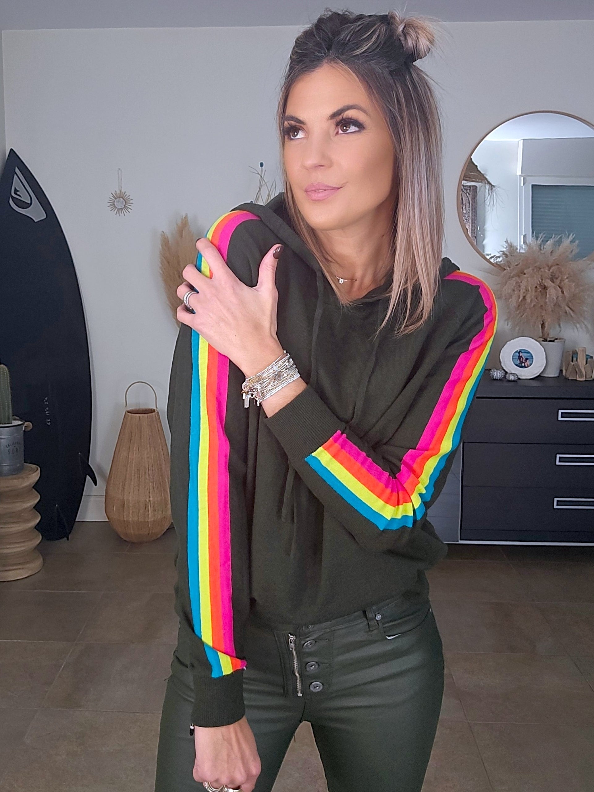 Pull vert kaki à manches arc-en-ciel fluo - 𝐌𝐚𝐫𝐢𝐧𝐚𝟒𝟒𝐟𝐚𝐦𝐢𝐥𝐲