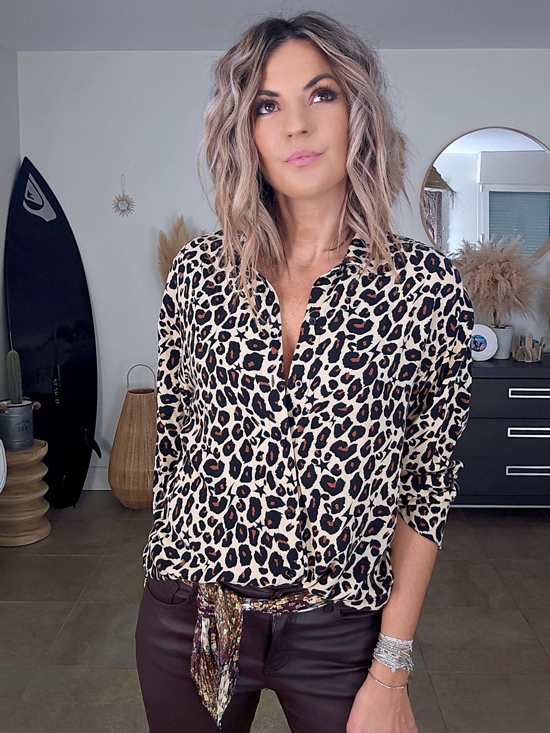 Chemise beige à imprimé léopard marron et noir - 𝐌𝐚𝐫𝐢𝐧𝐚𝟒𝟒𝐟𝐚𝐦𝐢𝐥𝐲