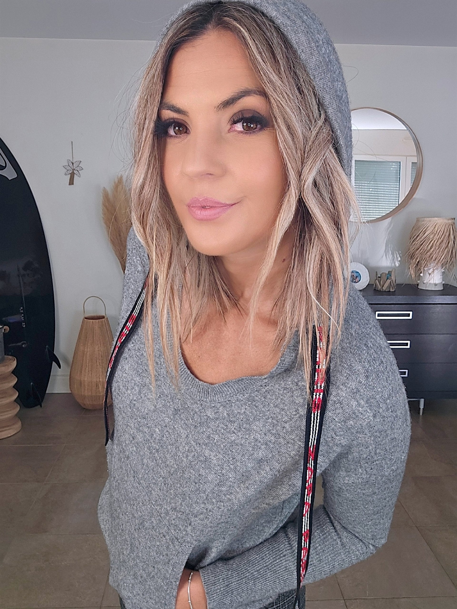 Pull gris à capuche