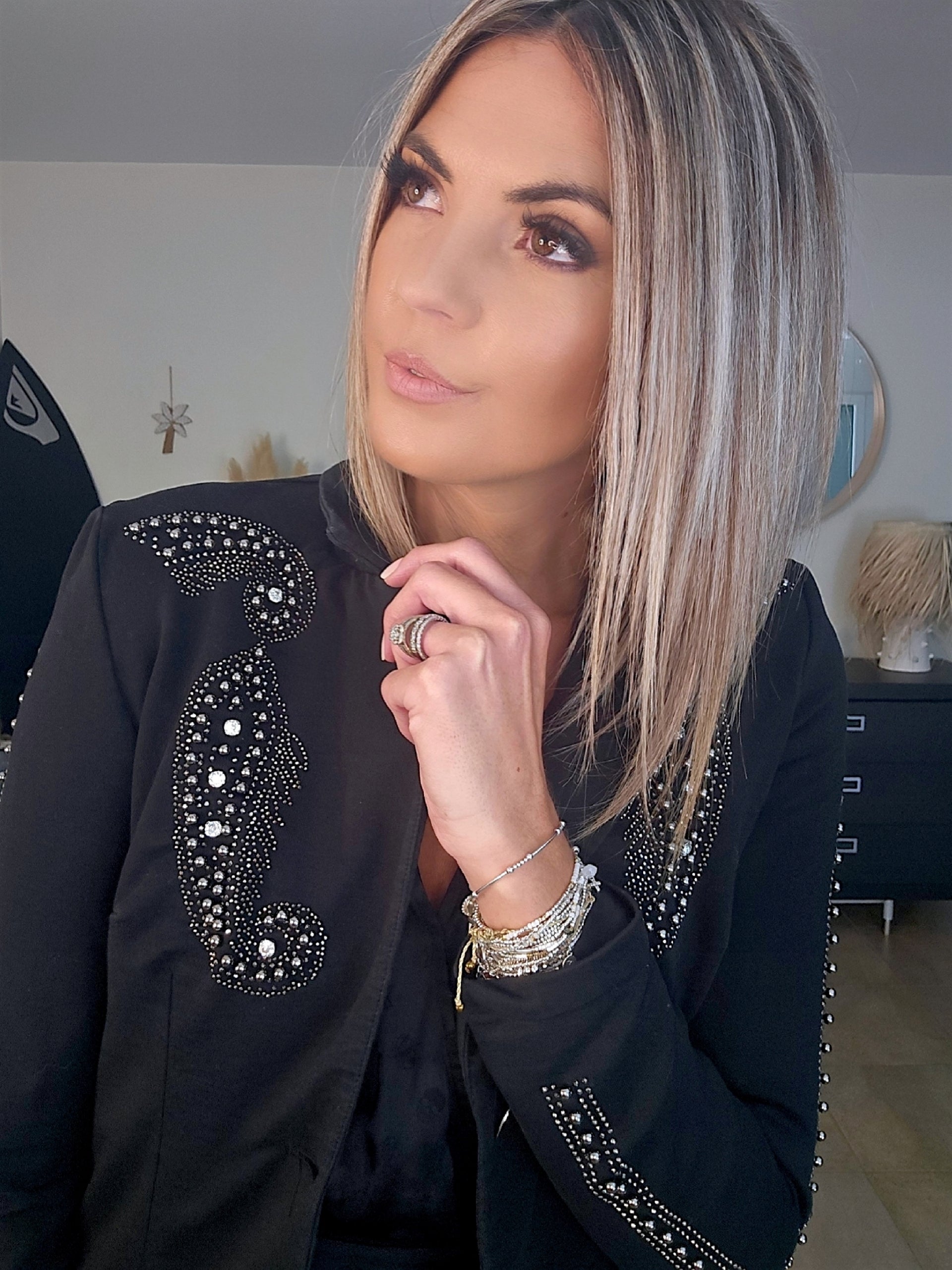 Veste cintrée noire cloutée