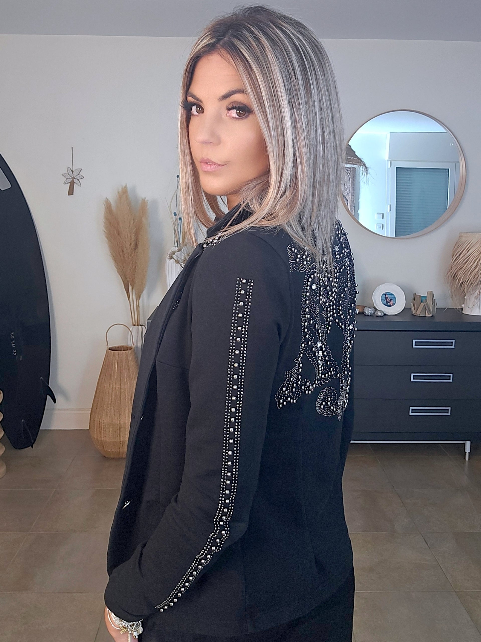 Veste cintrée noire cloutée
