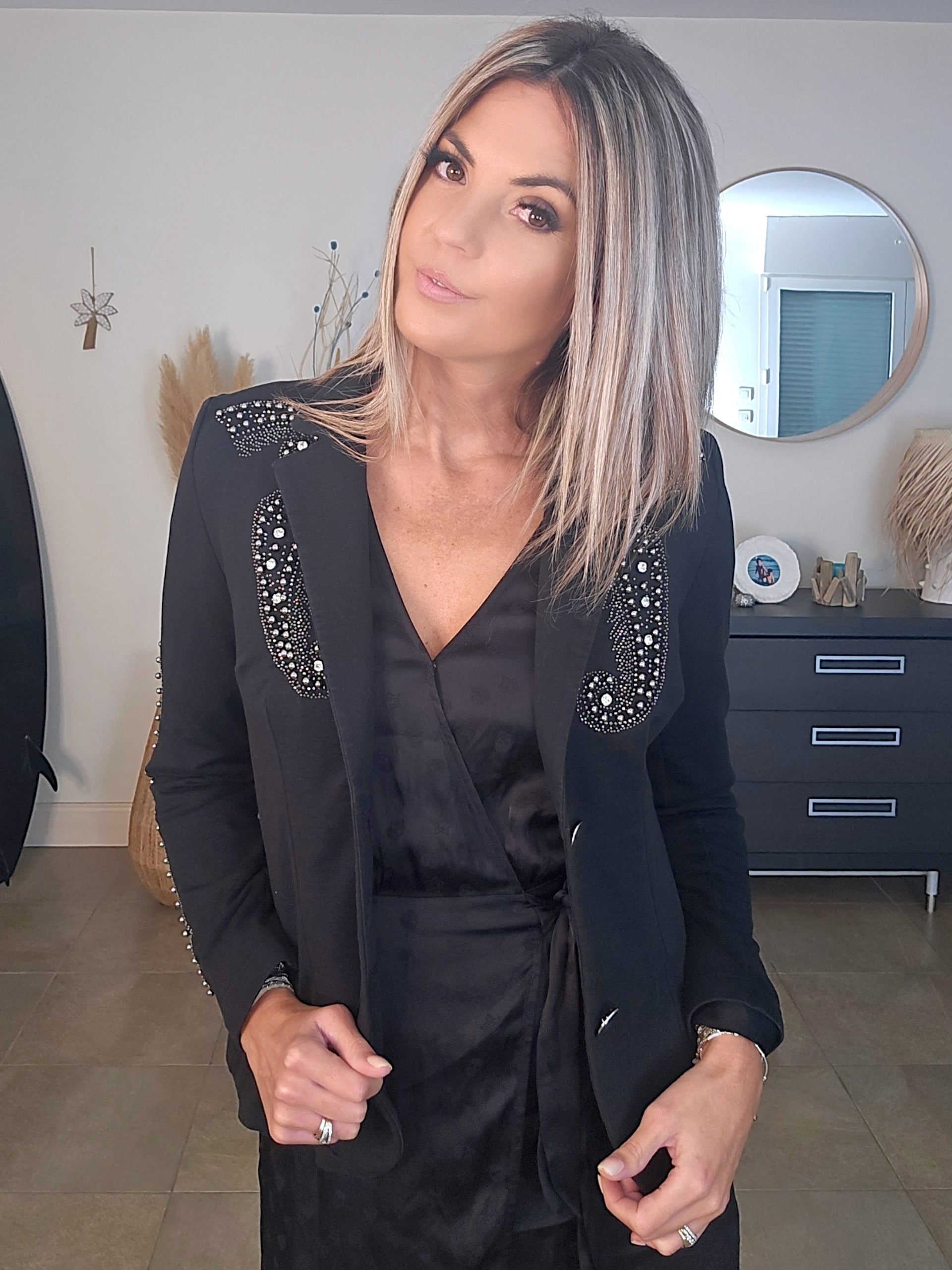 Veste cintrée noire cloutée