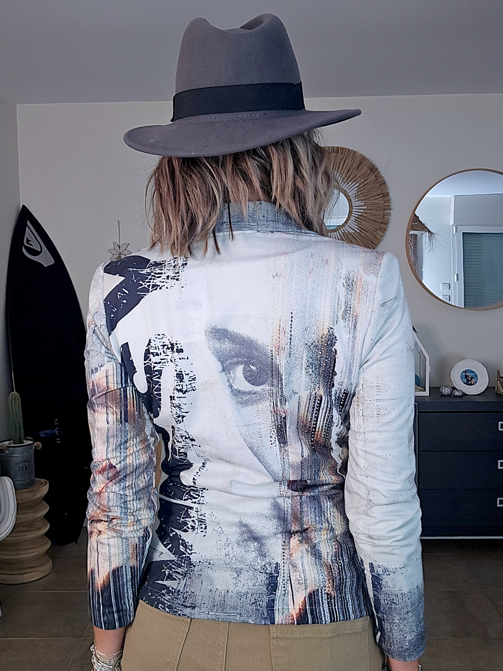 Veste cintrée visage avec strass