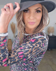 Pull léopard rose vif
