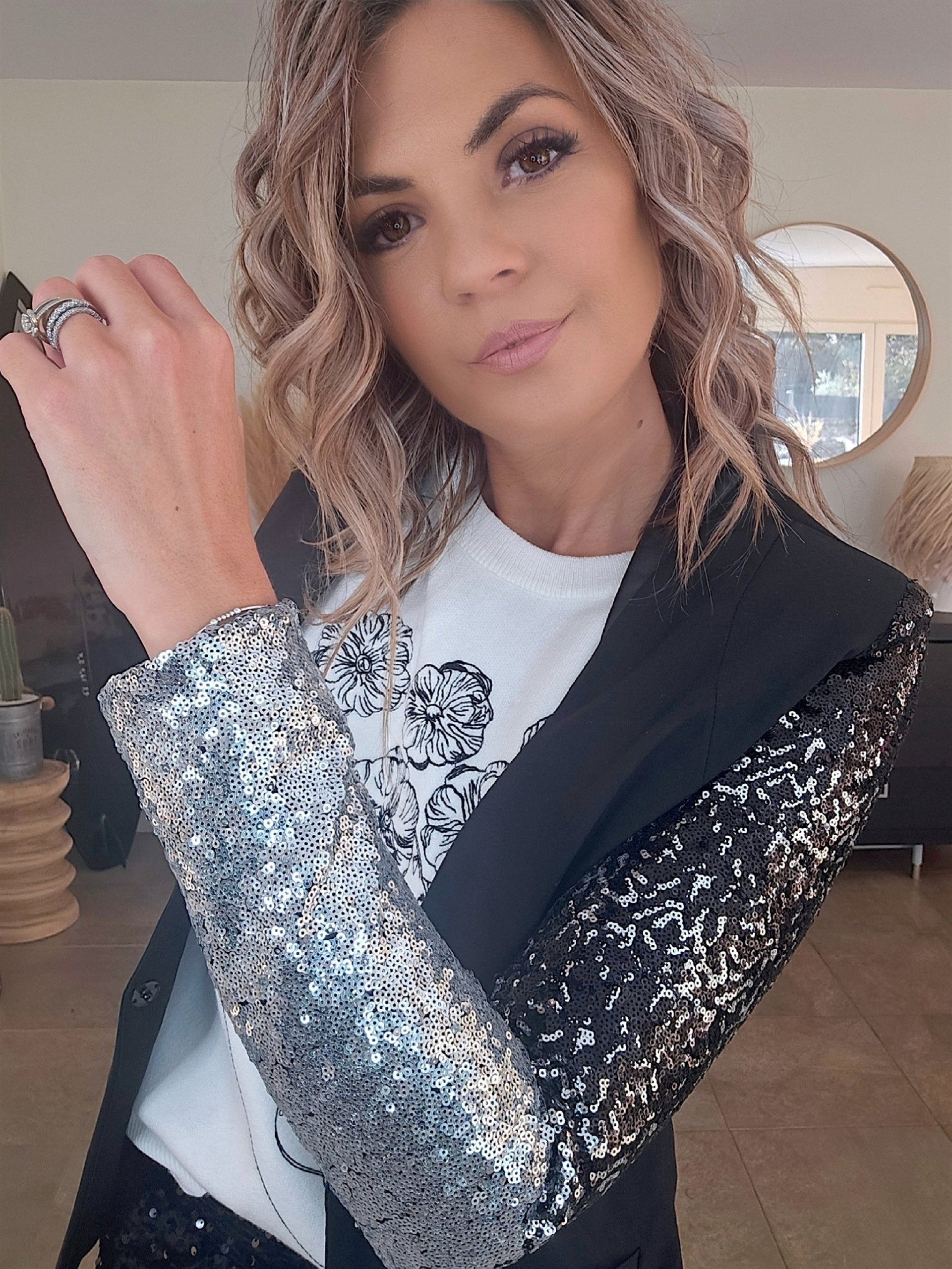 Veste cintrée avec manches en sequins - 𝐌𝐚𝐫𝐢𝐧𝐚𝟒𝟒𝐟𝐚𝐦𝐢𝐥𝐲