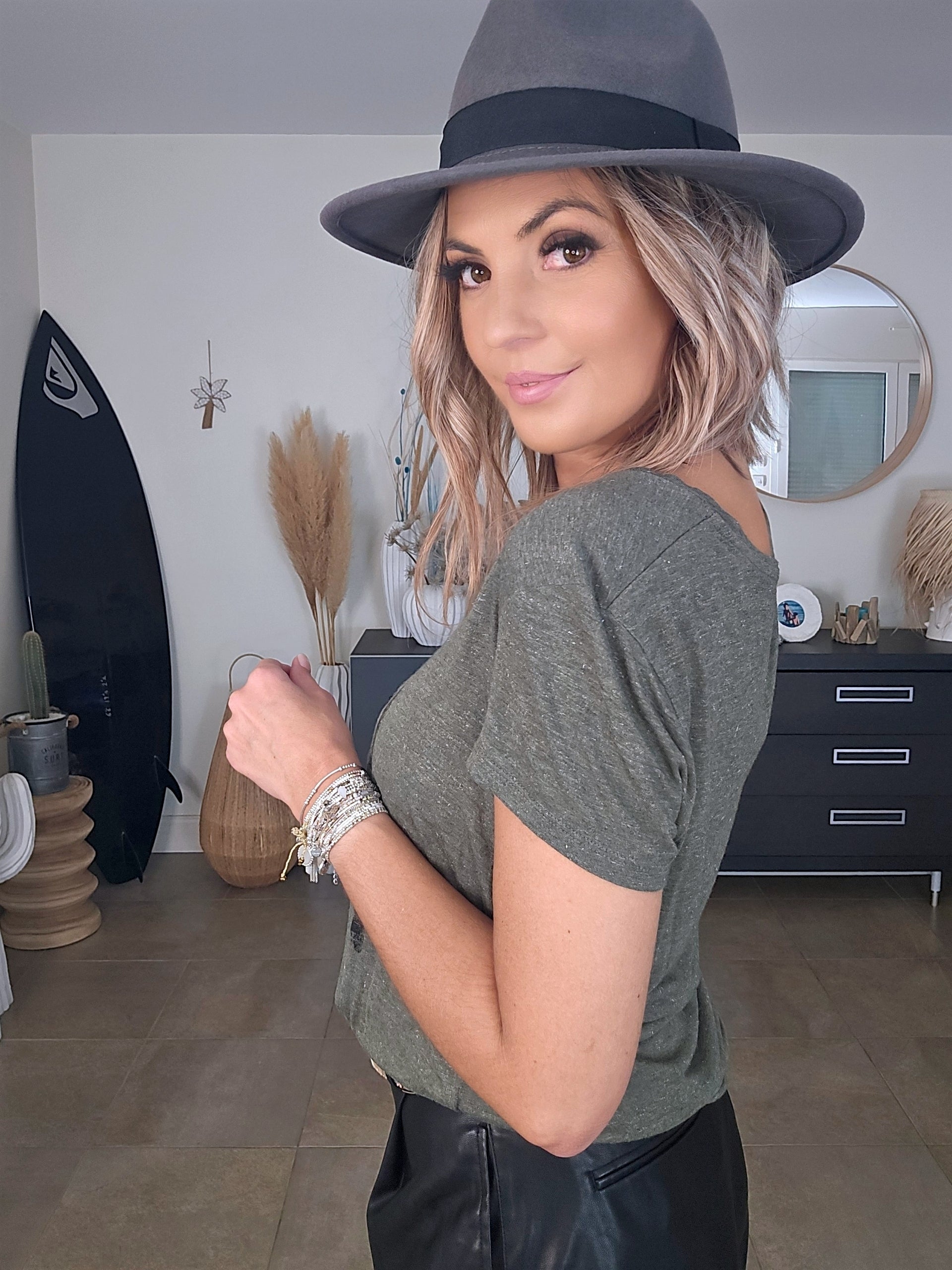 T-shirt kaki peace n'love à perles