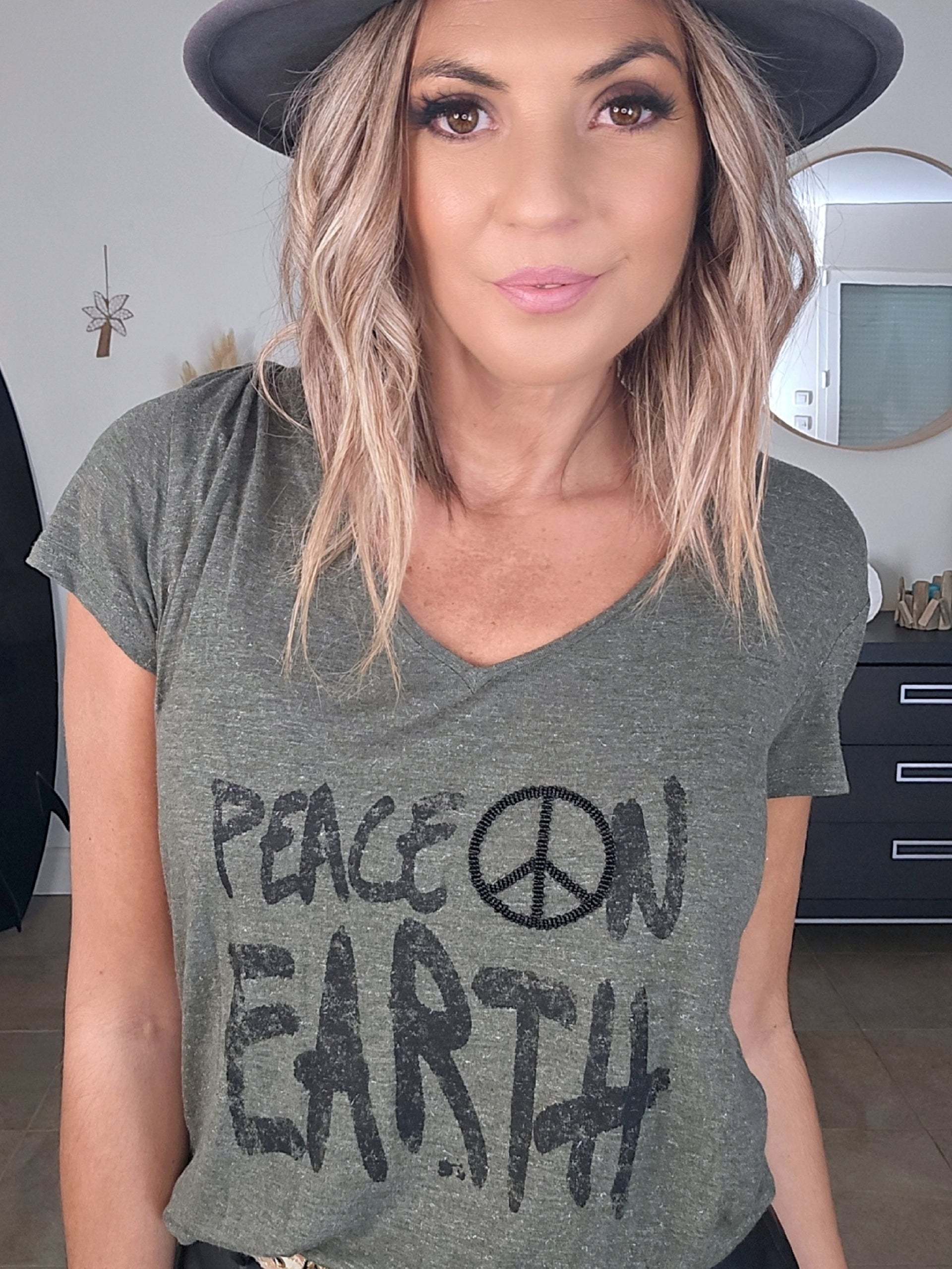 T-shirt kaki peace n'love à perles