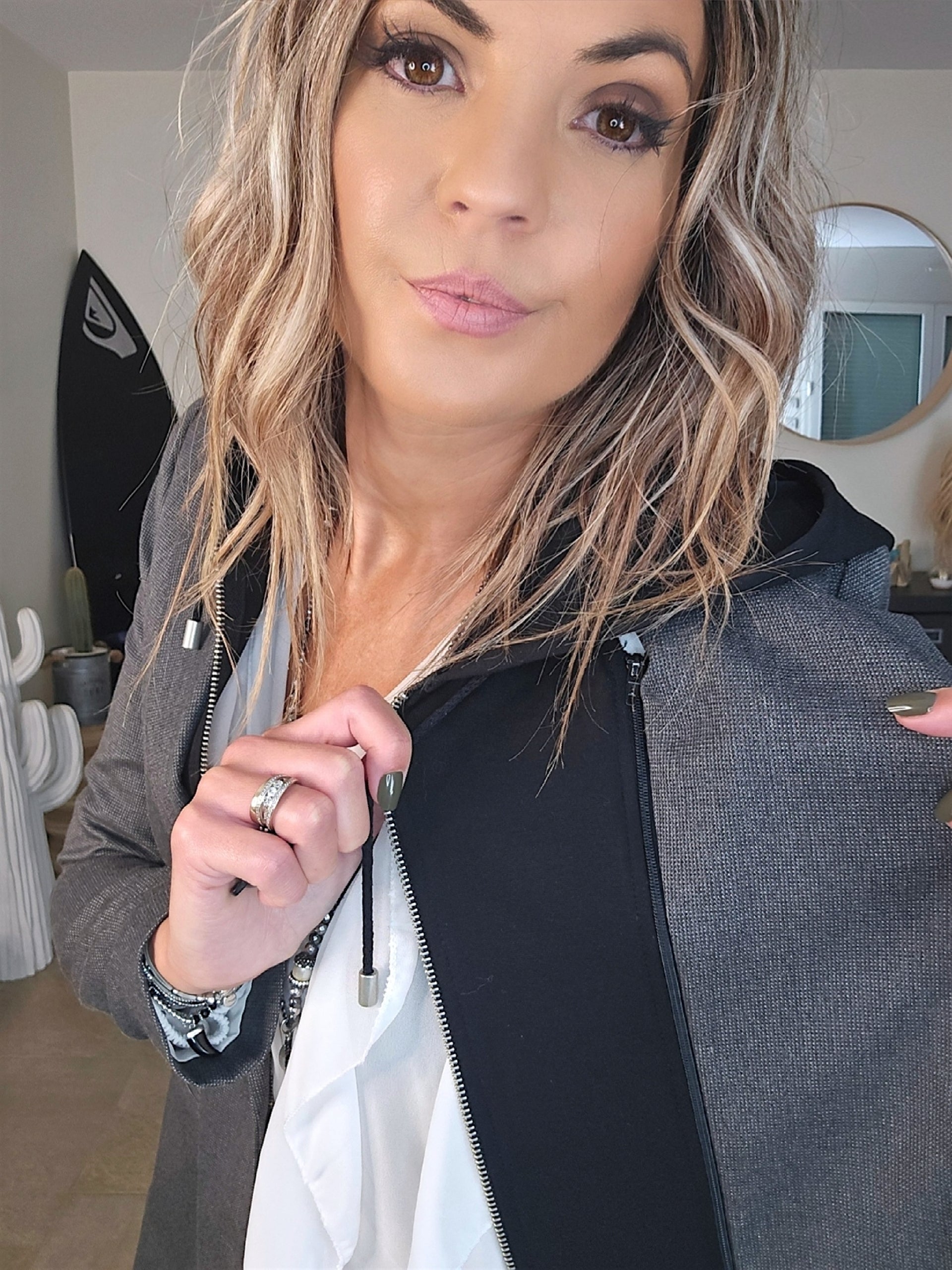 Veste noire et grise à capuche